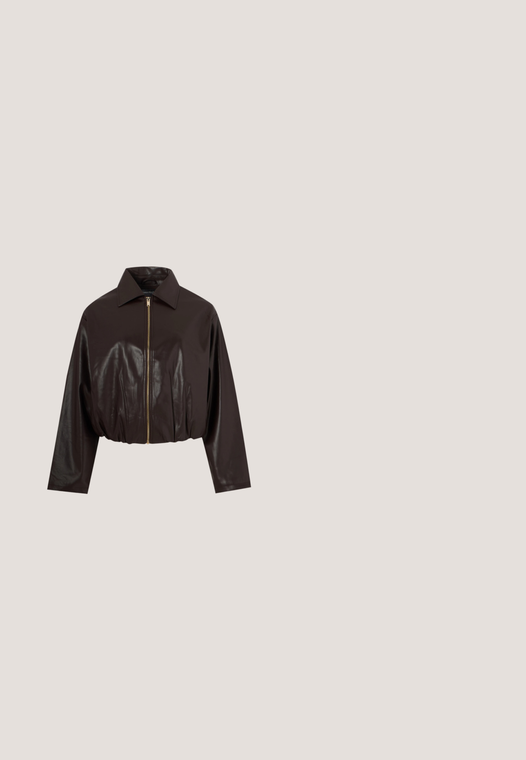 Σκούρο καφέ κοντή ζακέτα από τεχνητό δέρμα με μακριά μανίκια, μυτερό γιακά και χρυστό φερμουάρ εμπρός σε μονόχρωμο φόντο.; Καφέ φόρεμα χωρίς τιράντες με ραβδωτό μπροστινό μέρος και φουσκωτή, μάζεμένη φούστα που πέφτει μέχρι το μέσο της γάμπας, πάνω σε απλό φόντο.; Καφέ παπούτσι με τακούνι kitten heel από δερματίνη με λουράκι, μυτερή μύτη και μικρή λεπτομέρεια φιόγκου στην μπροστινή πλευρά.; Καφέ γυαλιά ηλίου με γραμμικούς φακούς και λεπτούς σκελετούς. Διαθέτουν γυαλιστερή επιφάνεια με διακριτική επωνυμία στο πλάι.; Μικρό καφέ δερμάτινο γυναικείο τσαντάκι με καμπύλο μπροστινό καπάκι και πλεκτή υφή λαβής δεμένη σε κόμπο σε κάθε άκρη με χρυσά μεταλλικά στοιχεία.; Λεπτή χρυσή αλυσίδα με κεχριμπαρένιο κεντρικό λίθο, μικρό χρυσό γούρι δίπλα στον λίθο και κρεμαστό χρυσό σταγόνα κρεμαστό κόσμημα σε λευκό φόντο.