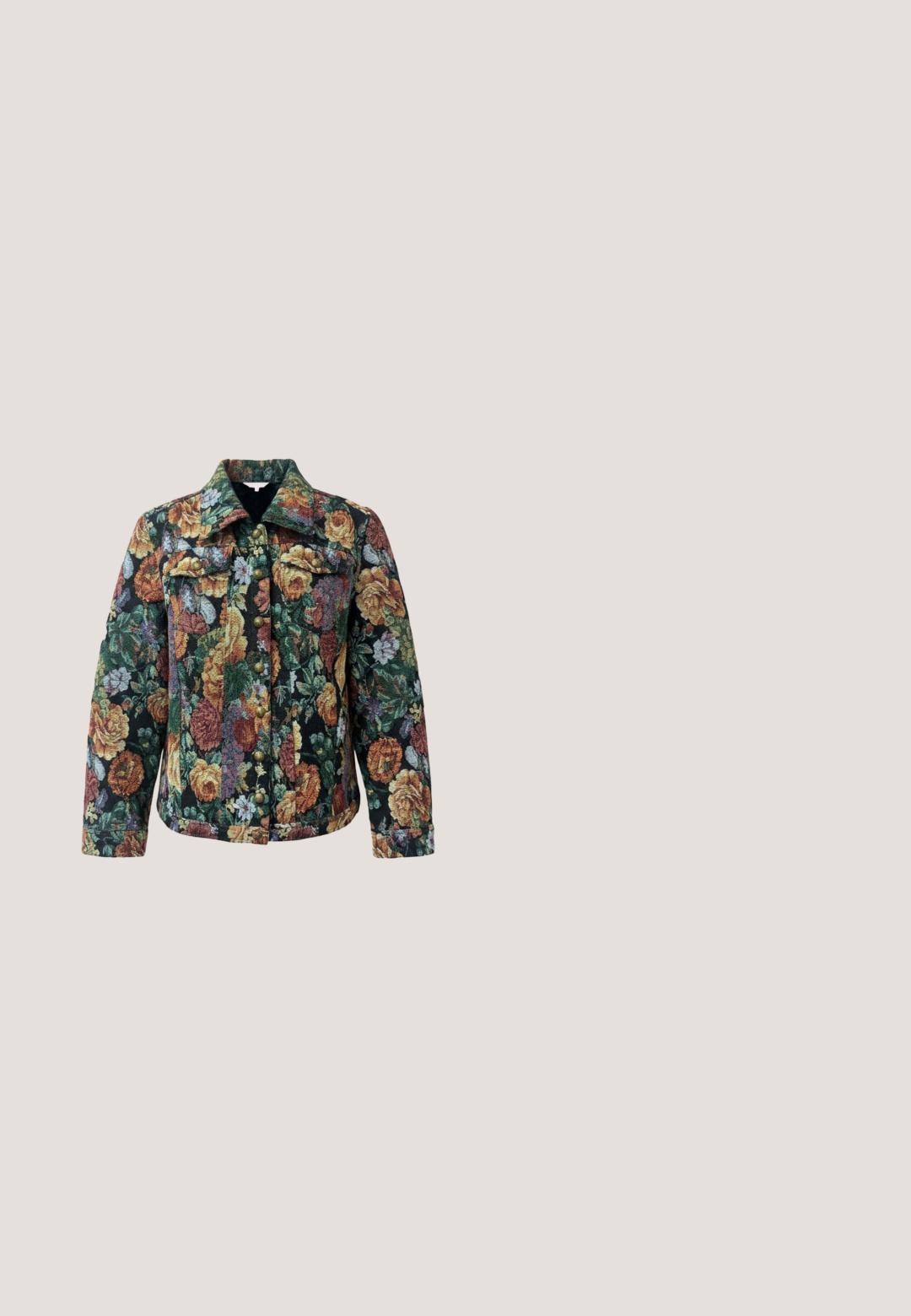 Jacke mit Knöpfen und einem floralen Gobelinmuster in Grün-, Gelb-, Orange- und Brauntönen, mit Kragen und Brusttaschen.; Langärmelige Bluse mit grünem Untergrund und mehrfarbigem Paisley-Muster, mit hohem Kragen, der vorne mit einer Schleife gebunden ist.; Fließender coralfarbener Maxirock aus strukturiertem Stoff, mit floralen Mustern und kleinen weißen Akzenten sowie Falten für mehr Volumen.; Wadenhoher Stiefel mit Absatz, roten Lederakzenten, bunten floralen Paillettenmustern und einem mehrlagigen Blockabsatz aus Holz.; Rechteckige Clutch, bedeckt mit mehrfarbigen rechteckigen und runden Edelsteinen, mit einem runden Perlenverschluss oben.; Goldfarbene Schichtkette mit zwei Ketten; die eine hat einen strukturierten runden Anhänger, die andere zeichnet sich durch ein zartes Gliederdesign aus.