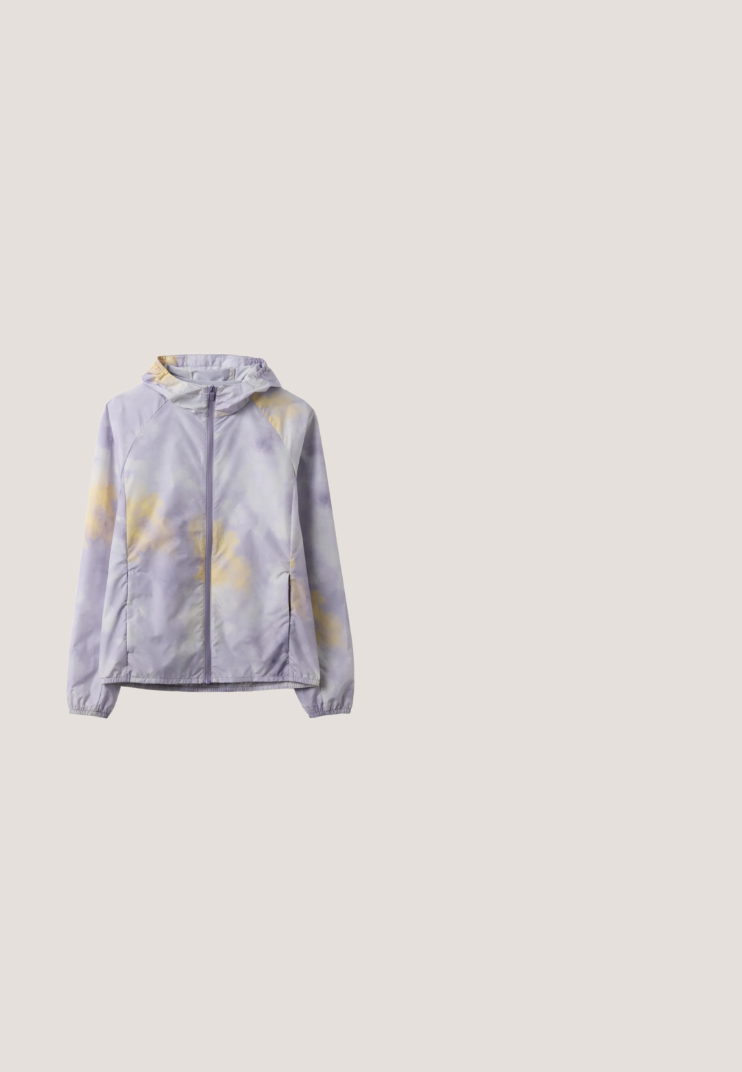 Hellviolette Kapuzenjacke mit durchgehendem Frontreißverschluss, elastischen Bündchen, Seitentaschen und dezentem gelbem Batikmuster an Ärmeln und Körper.; Fliederfarbenes T-Shirt mit kurzen Ärmeln und Rundhalsausschnitt, geradem Saum und kleinem weißem Markenlogo nahe dem unteren Rand auf weißem Hintergrund.; Hellviolette, knielange Leggings mit hohem Bund und glattem, nahtlosem Design, flach auf einem weißen Hintergrund ausgelegt.; Helleblaue Sportchuhe mit einem strukturierten Obermaterial, weißer Sohle und goldenen Akzentstreifen. Zu den Merkmalen gehören Schnürsenkel und eine Zuglasche an der Rückseite.; Lavendelfarbene Reisetasche mit gemustertem horizontalem Riemen, doppelten Tragegriffen, mehreren Reißverschlussfächern und gebogenen Nahtdetails.; Verstellbares violettes Schnurarmband mit abwechselnden kleinen violetten Perlen und goldenen Akzenten, mit einem goldenen Schmetterlingsanhänger an einem Ende.