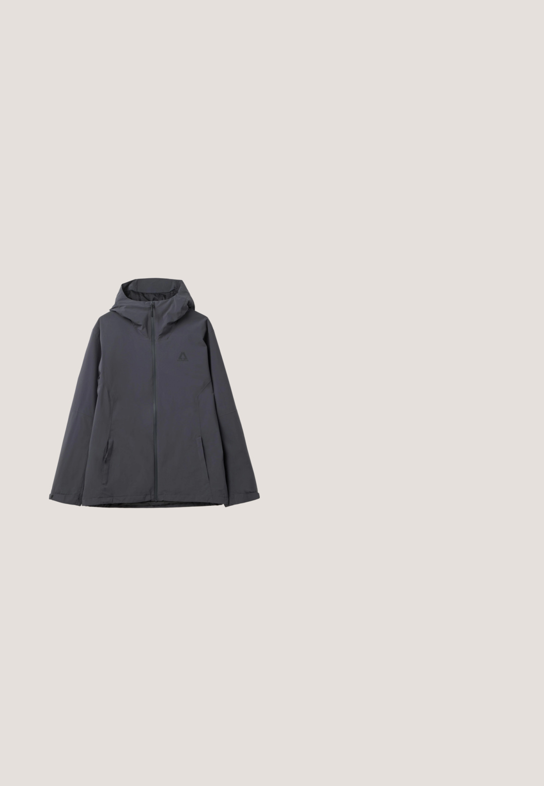 Chaqueta con capucha de color gris oscuro, con cremallera frontal y dos bolsillos laterales con cremallera, mostrada sobre un fondo blanco.; Suéter negro de manga larga con cuello alto, que presenta acentos grises en los hombros y un cierre de media cremallera para un aspecto atlético y elegante.; Camiseta de algodón gris claro con cuello redondo, mangas cortas y un ajuste relajado. Textura suave sin patrones ni adornos visibles.; Pantalones deportivos gris oscuro con cinturilla elástica, bolsillos laterales con cremallera y cremalleras en los tobillos, mostrados planos sobre fondo blanco.; Bota de goma negra hasta el tobillo con paneles laterales elásticos, tiradores frontales y traseros, y suela con tacos para tracción.; Bolsa de viaje negra con textura, dos asas, un gran bolsillo frontal con cremallera y un sutil logo de la marca en el centro delantero.