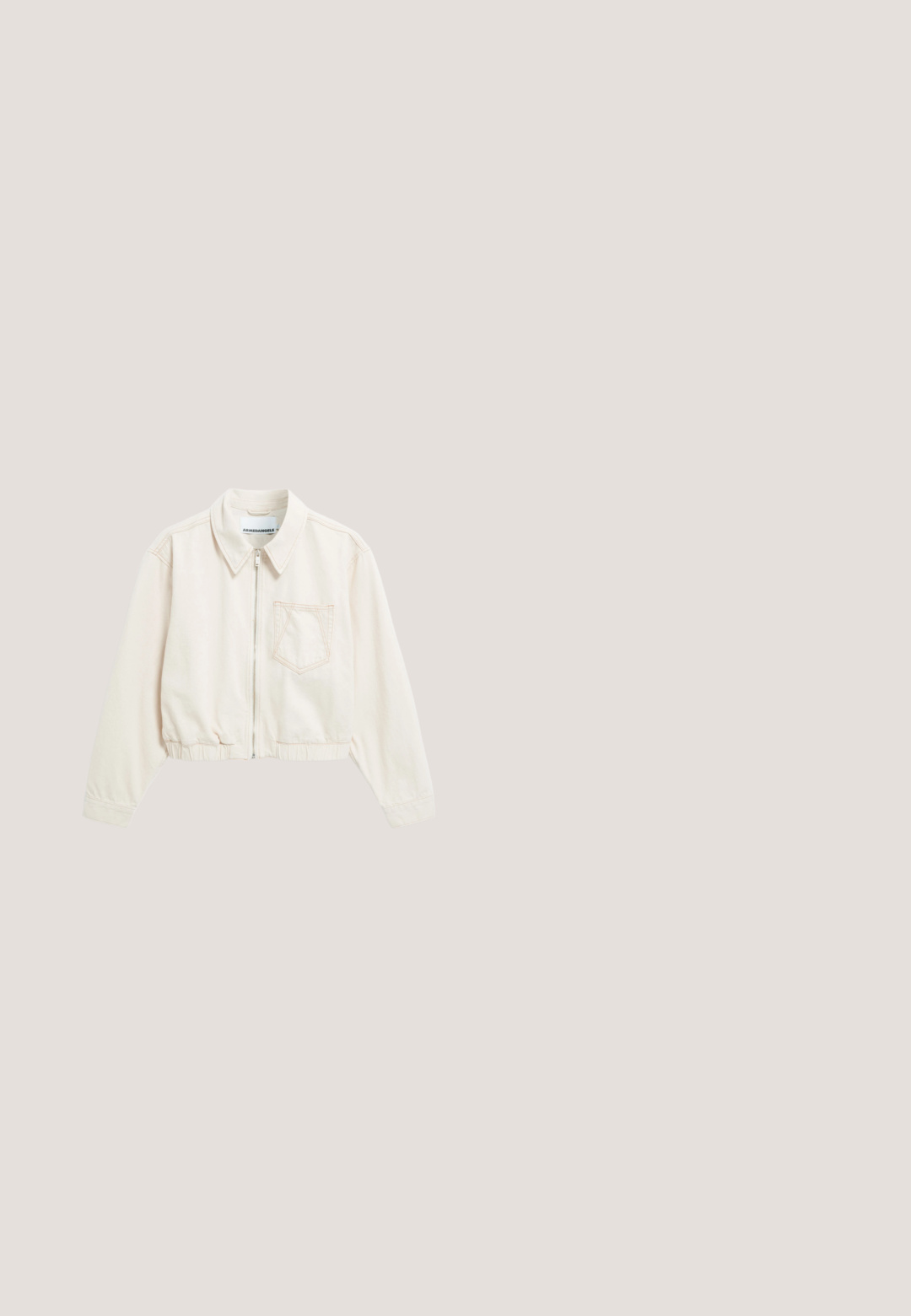 Korte lichtbeige jas van katoen, met een rits aan de voorkant, puntige kraag, elastische zoom en een enkele borstzak met stikseldetails.; Rondhals, kortebloezende t-shirt van zachte, lichte katoen. Lichtbeige kleur met een relaxte pasvorm en een label aan de zijnaad.; Beige rechte broek met elastische taille en zijzakken, gemaakt van lichtgewicht stof, geschikt voor casual dragen.; Witte lage sneaker met beige suède accenten, witte veters en een bruine, getextureerde rubberen zool.; Crème kleurige leren handtas met een gebogen vorm, verstelbare schouderriem met de merknaam en een sluiting met een ritssluiting aan de bovenkant. Accenten van zilver hardware.; Delicate gouden ketting met twee kleine vierkante hangers en een verstelbare sluiting op een witte achtergrond.