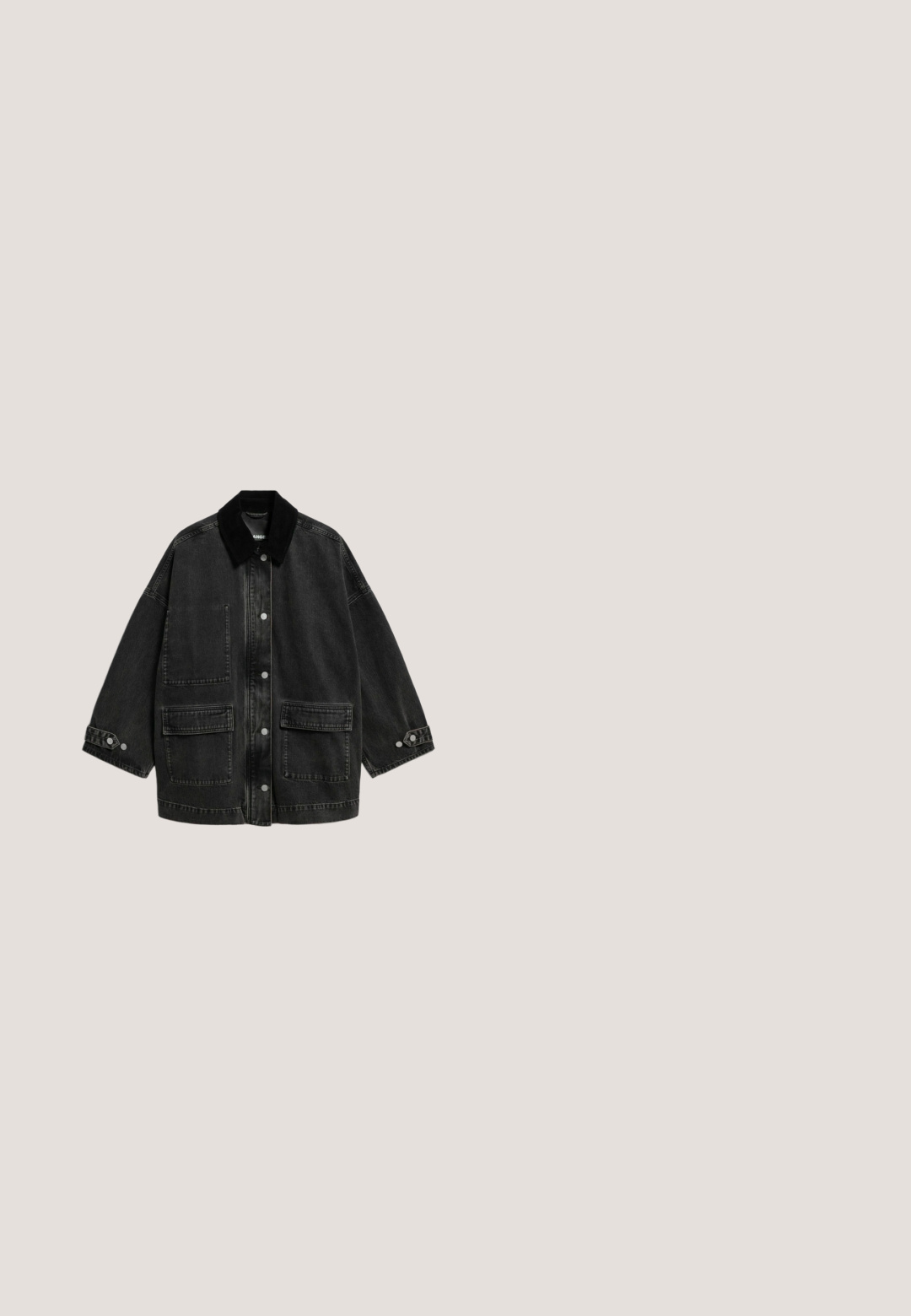 Zwarte oversized spijkerjas met knoopsluiting aan de voorkant, grote voorzakken, knoopmanchetten en een contrasterende zwarte kraag.; Zwart katoenen T-shirt met een grote witte luipaardgrafiek en de tekst "AllSaints" in een vet lettertype aan de voorkant. Korte mouwen.; Donkergrijze wijde spijkerbroeken van denim, met een knoop aan de voorkant, twee achterzakken en contrasterende stiksels langs de naden.; Zwarte sportieve schoen met een bovenwerk van suede, vetersluiting, gewatteerde kraag, gestructureerde rubberen zool en een zilveren logo aan de zijkant.; Zwarte lederen handtas met gevlochten handvatten, ritsvak en hangende franjes. Gelaagde oppervlakte met metalen studs en hardwareaccenten.; Zilveren ketting met ronde metalen kralen gelijkmatig verdeeld over een dunne ketting, die een gesloten lus vormt op een witte achtergrond.