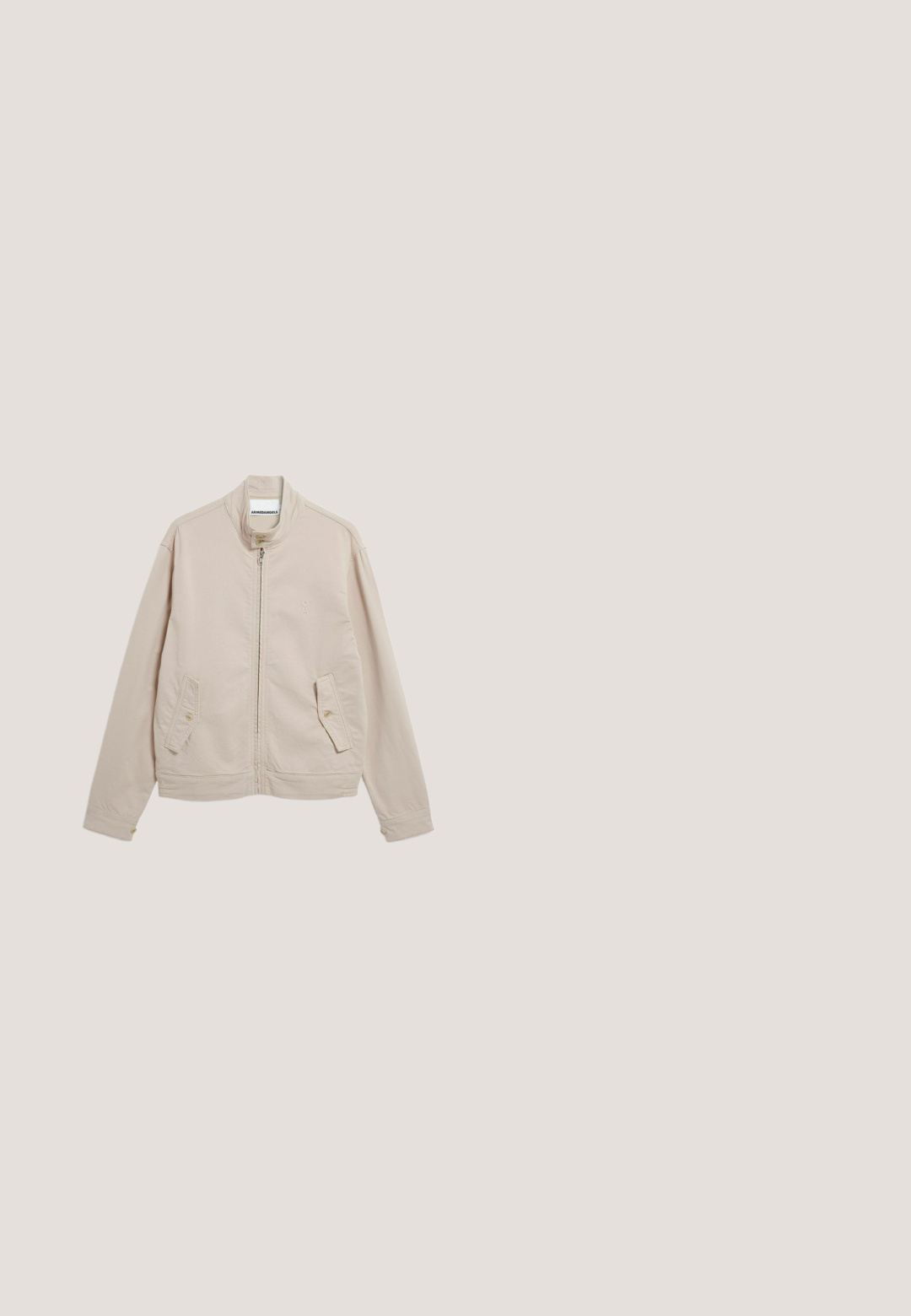 Beige lichtgewicht jack gemaakt van katoenmix, met een hoge kraag, ritssluiting aan de voorkant en twee zijzakken met knoopsluiting.; Oranje pullover trui met een hoge geribde kraag, halflange ritssluiting en geribde manchetten en zoom. Zachte textuur en relaxed fit.; Korte mouw shirt in lichtgrijs met witte verticale strepen. Heeft een knopenlijst aan de voorkant en een klassieke kraag. Gemaakt van lichtgewicht stof.; Beige en bruine geruite pantalon met riemlussen, knoopsluiting aan de voorkant en rechte pijpen.; Beige suède sneaker met witte veters en zool, geborduurd Polo-logo aan de zijkant en "Polo" in reliëf op de zool.; Bruine leren riem met zilverkleurige rechthoekige gesp, voorzien van meerdere verstelgaten en een gestikte leren lus. Glad oppervlak.