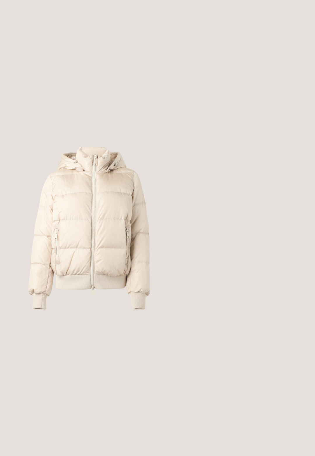 Lyse beige dunjakke med hætte, lynlås foran, lynlåslommer i siderne, ribstrikkede manchetter og kant, vist mod en ensfarvet baggrund.; Cremefarvet strikket sweater med bred krave, lange ærmer og ribbet kant. Blød tekstur og minimalistisk design. Mærket siger "TOVE."; Lysegrå t-shirt med korte ærmer og rund hals med subtil meleret mønster vist på ensfarvet baggrund.; Beige bukser med lige ben, forlommer med lapper og bæltestropper, lavet af let stof, lagt fladt på hvid baggrund.; Lyse beige sneakers med en tekstureret læderoverdel, teksturerede sider og en gummisål. Har et slankt, strømlinet design og flade snørebånd.; Hvid mulepose med geometrisk mønster, dobbelt top-hanke, justerbar skulderrem og et rektangulært mærke hængende fra en hank.