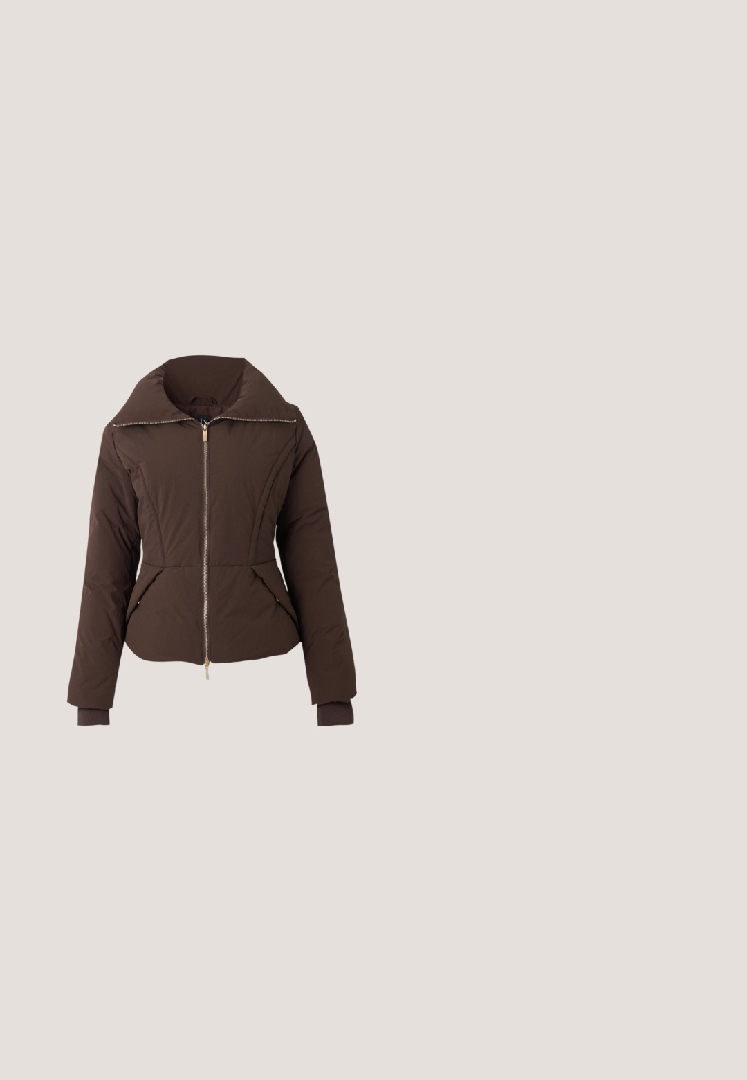 Veste matelassée marron foncé avec fermeture éclair à l'avant, col montant, deux poches avant et poignets ajustés aux manches longues.; Pull marron à manches longues, col rond, avec poignets et ourlet côtelés, présenté sur un fond clair uni.; Polo long à manches longues de couleur crème avec un tissu texturé, un col à trois boutons et des manches à poignets, présentant un motif floral subtil.; Pantalon taille haute à jambes larges avec petit motif à carreaux en beige, marron et noir, avec passants de ceinture et détails sur les coutures avant.; Mocassin en cuir brun foncé brillant avec petit talon empilé et détail classique de bride « penny », présenté en profil sur un fond uni.; Sac à main Armani Exchange marron foncé avec des bretelles en cuir réglables et un logo doré à l'avant, sur fond blanc.
