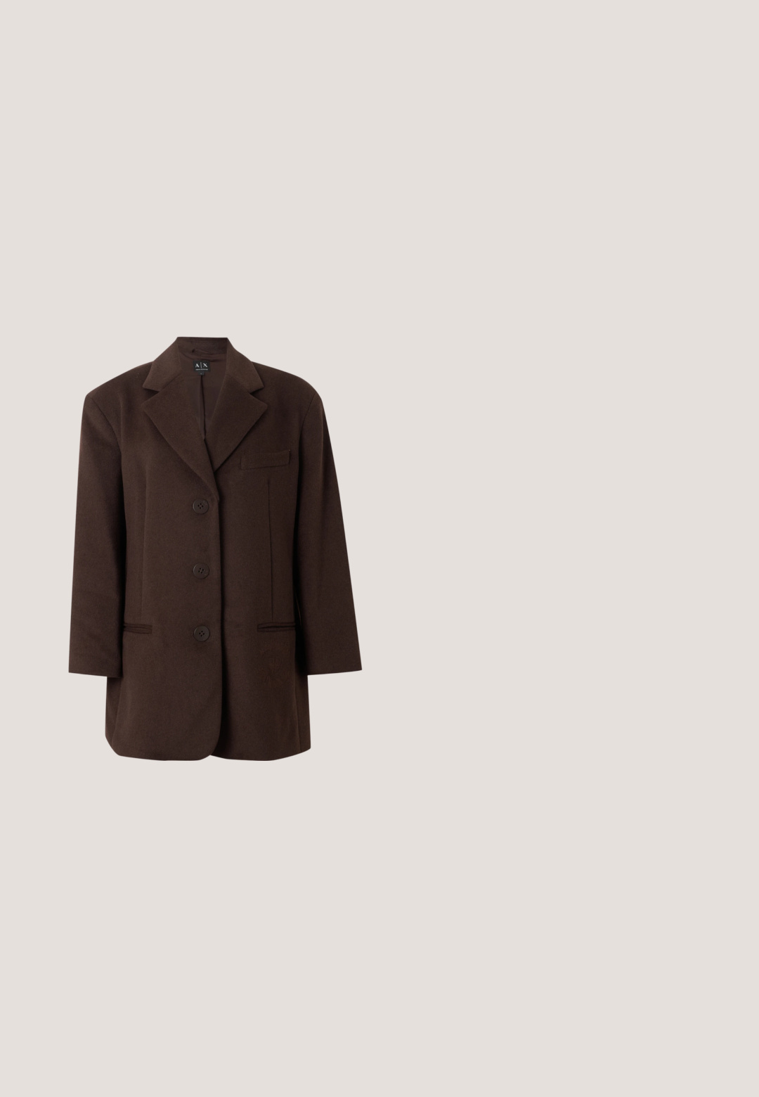 Blazer marron foncé à simple boutonnage avec revers crantés, trois boutons et trois poches avant sur fond uni.; Pull moulant marron foncé à épaules dénudées, manches longues, avec poignets et ourlet côtelés sur un fond clair uni.; Jean en denim bleu taille haute avec fermeture à boutons, poches avant, et jambes larges légèrement évasées sur fond blanc.; Mocassin en suede bordeaux avec semelle noire, petit talon, détails de couture et une sangle traversant l'empeigne.; Sac à main texturé marron foncé avec une base large, un sommet étroit, une seule bandoulière et des coutures visibles sur un fond clair uni.; Paire de boucles d'oreilles créoles épaisses argentées brillantes avec tige et fermoirs à pression sur fond blanc uni.