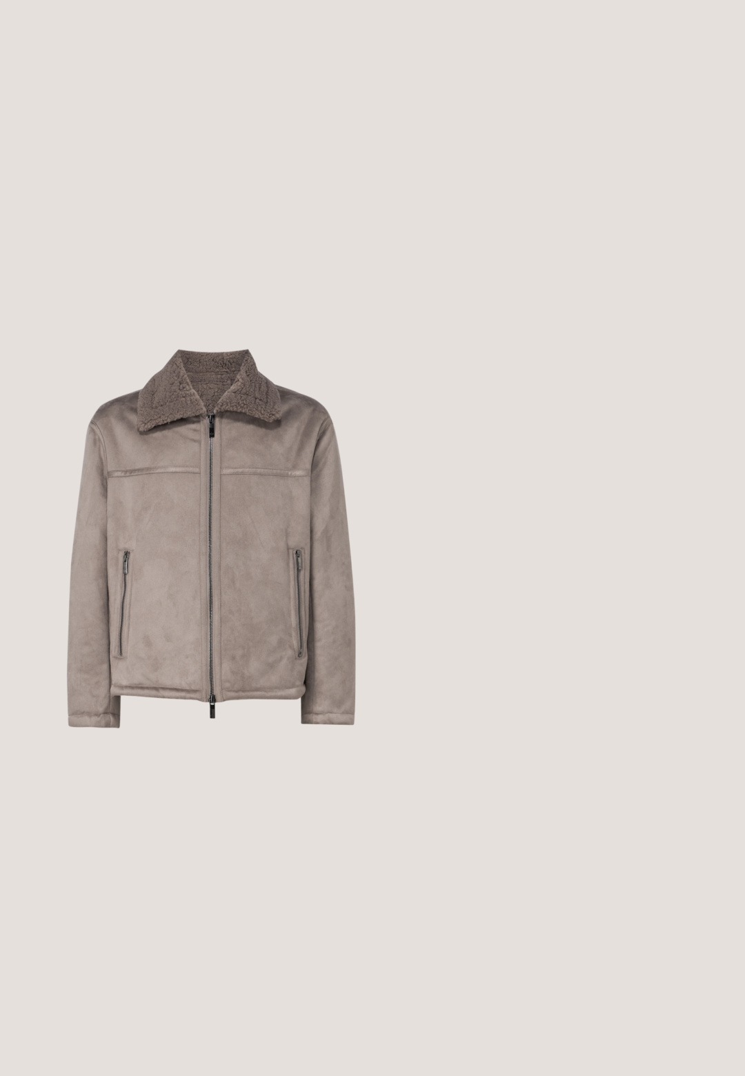 Chaqueta gris claro con cuello de piel sintética, cierre de cremallera y dos bolsillos frontales. Textura suave con un diseño casual y detalles de costura.; Suéter de punto verde oliva con mangas largas, escote redondo y puños acanalados. Detalle sutil del logo en el pecho. Textura suave y ajuste estándar.; Camisa blanca de botones con líneas verticales negras y un patrón floral. Mangas largas con puños abotonados. Hecha de una tela ligera.; Pantalones casual negros con cintura elástica, piernas entalladas y bajos con puños sobre un fondo blanco.; Zapatillas negras con parte superior de cuero liso, acento beige, puntera redonda, suela plana y suela de caucho negra. Presenta un detalle de logo minimalista.; Bolso de mano de cuero negro con patrón geométrico texturizado, que cuenta con un compartimento con cremallera y acentos en hardware plateado. Diseño compacto y angular.
