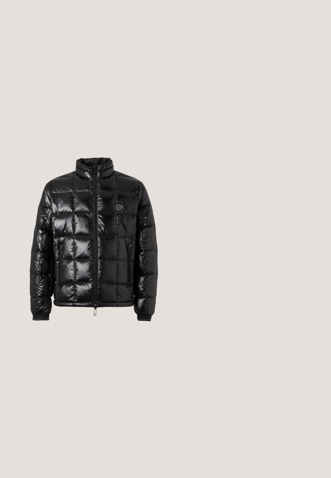 Sort skinnende quiltet dunjakke med høj krave, foran lynlås, lynlåslommer og et lille rundt logo på brystet.; Sort langærmet crewneck-trøje med ribbede ærmekanter og kant, vist på en ensartet lysegrå baggrund.; Sort kortærmet t-shirt med rund hals og et lille hvidt mærke indeni halsudskæringen.; Sorte læderbukser med en glat overflade, lige ben-design og diskrete stikninger langs sømmene. Har en knaplukning i taljen.; Sort læder Chelsea-boot med elastisk sidelapel og en rød trækstrop bagpå, vist på en neutral hvid baggrund.; Sort crossbody taske lavet af struktureret syntetisk materiale. Har en lynlåslukning, justerbar rem og prægede logo foran.