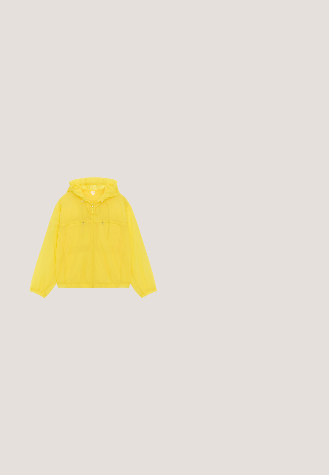 Veste légère jaune à capuche avec fermeture éclair frontale, cordons de serrage et poches poitrine zippées, présentée à plat sur fond blanc.; Chemise noire à manches courtes avec bordure blanche sur le col et les poignets, rayures blanches perforées le long des épaules et des manches, petit logo Adidas sur la poitrine.; Pantalons de sport noirs avec une taille élastique, des jambes effilées et des bandes latérales blanches. Présente un petit logo gris en forme de trèfle sur la cuisse gauche.; Chaussure de course jaune vif avec des rayures violettes et une semelle épaisse portant la mention « Lightstrike Pro » sur fond blanc.; Grand sac cabas noir avec double poignées, poche zippée à l'avant et bandoulière amovible sur fond blanc.; Bague dorée au design rond et lisse, dotée d'un petit accent pendentif. Marquée "925" pour indiquer un contenu en argent sterling.