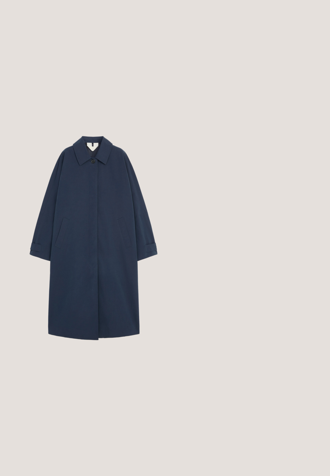 Lange navyblauwe jas met brede kraag, enkele zichtbare knoop bij de hals, steekzakken en verstelbare manchetten op een effen witte achtergrond.; Donkerblauwe gebreide trui met ronde hals, lange mouwen en geribbelde boord aan mouwen en zoom, plat gelegd op een witte achtergrond.; Marineblauw en crème gestreept shirt met lange mouwen, kraaghalslijn en abstract lijnontwerp; katoenmix stof, relaxed fit.; Zwarte wijde broek gemaakt van soepel, lichtgewicht materiaal. Voorzien van een elastische tailleband en zijzakken. Ontworpen voor een ontspannen pasvorm.; Navyblauwe suède loafer met een lage, vierkante zwarte hiel, gestikte details op het bovenwerk en een klassiek silhouet. Soepele textuur.; Rechthoekige navyblauwe tote bag met zwarte leren hengsels en afwerking, klein gouden "W"-embleem en gouden ringdetail nabij de linkerbovenhoek.
