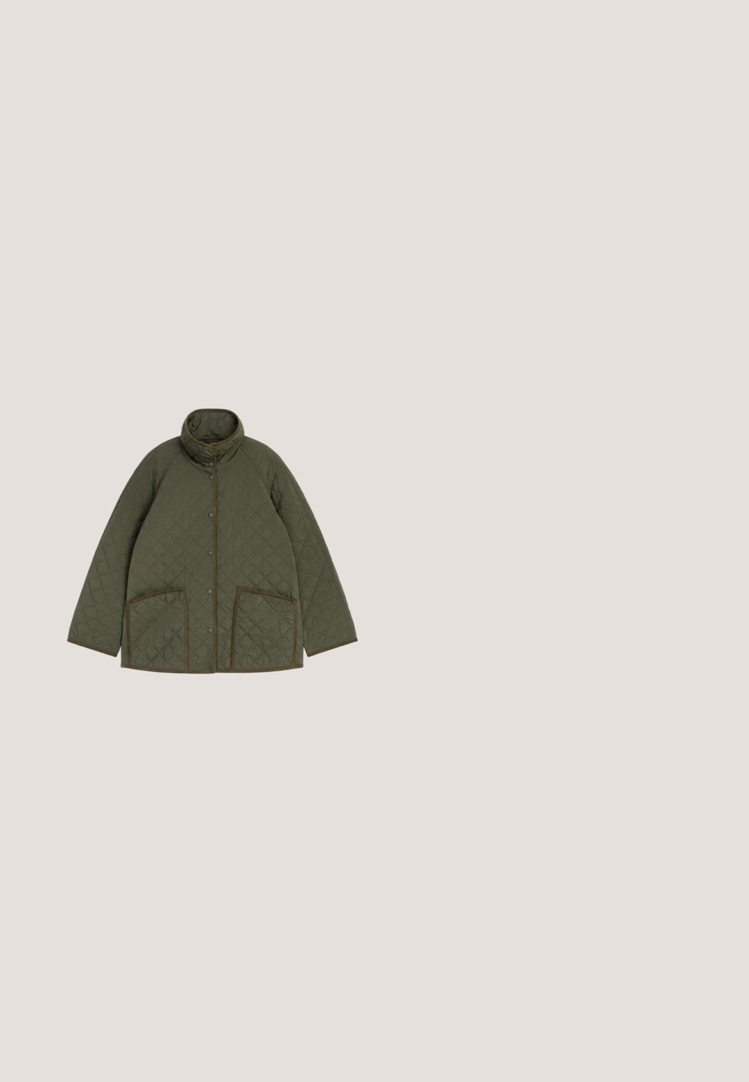 Veste matelassée vert olive avec col montant, fermeture à boutons-pression devant, deux grandes poches avant et liseré marron sur les bords et les poignets.; Pull en maille vert foncé, coupe loose, encolure large, manches longues, bords-côtes aux poignets et à l'ourlet, texture légère. Étiquette de la marque à l'intérieur.; Haut uni vert foncé à manches longues et col rond, présenté à plat sur fond blanc, sans motifs ni logos visibles.; Pantalon en velours côtelé vert olive avec jambes droites, poches avant, passants pour ceinture et fermeture par bouton sur fond blanc.; Baskets basses en daim beige avec bande latérale jaune clair, lacets à motif et semelle en caoutchouc beige, vues de profil extérieur.; Sac à épaule en daim vert olive avec une forme douce et arrondie et une large bandoulière, présenté sur fond blanc.