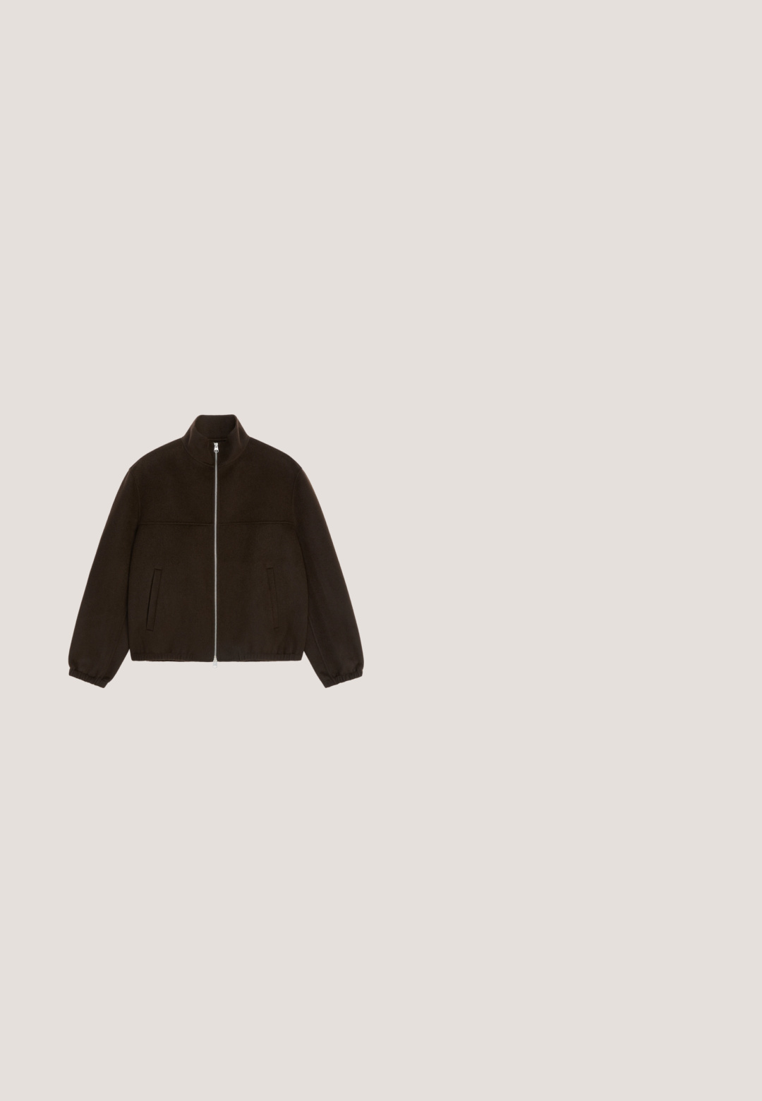 Veste polaire marron foncé avec fermeture éclair intégrale à l'avant, col montant, poignets élastiques, deux poches latérales verticales et ourlet élastique.; Pull en brun avec col zippé quart, manches longues, bords côtelés et ourlet, fabriqué à partir d'un tissu doux et texturé.; Polo blanc à manches courtes avec un col en V et un tissu texturé. Design simple avec un col et des accents de manches contrastants.; Pantalon en velours côtelé marron avec poches avant, passants de ceinture et fermeture à bouton, présenté à plat sur un fond blanc.; Bottines Chelsea en daim marron avec panneaux élastiques sur les côtés, talon bas et une languette à l'arrière. Texture lisse et design épuré.; Sac de voyage en cuir marron avec deux poignées, une poche avant zippée et une bandoulière réglable sur fond blanc.