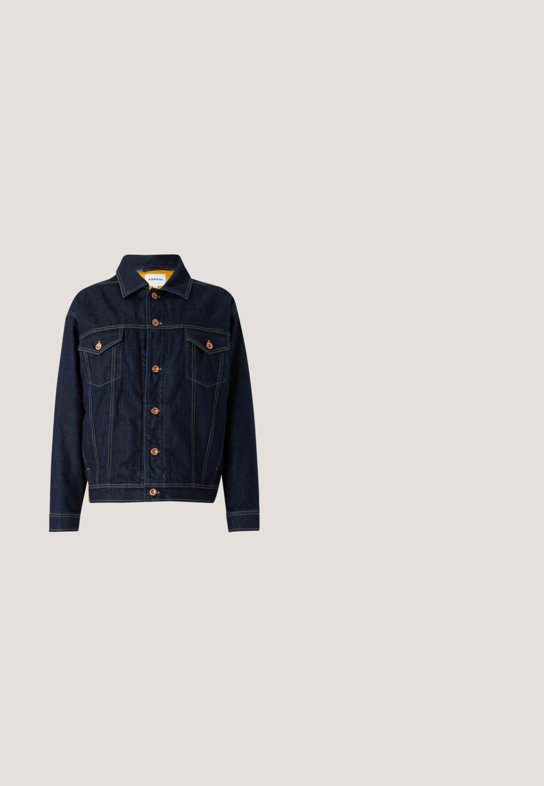 Mørkeblå denimjakke med kobberhardware, to brystlommer, lige snit og synlige syninger. Klassisk kravedesign.; Sort bluse med korte, brede ærmer, der har V-hals, bindebånd foran og et indviklet hulmønster ved kanten og ærmerne.; Hvide bukser med vidde lavet af bomuld, med store dekorative knapper på siderne, en glat tekstur og rene sømme.; RAID VAANYA - Cowboy- / bikerstøvler - nude; Beige ruskindshåndtaske med en struktureret form, korte håndtag og en aftagelig lynlåslomme. Har en lyserød detalje på lommens mærkat.; Et par små, tykke sølvøreringe i form af hoop med en glat, poleret overflade på en ensfarvet hvid baggrund.