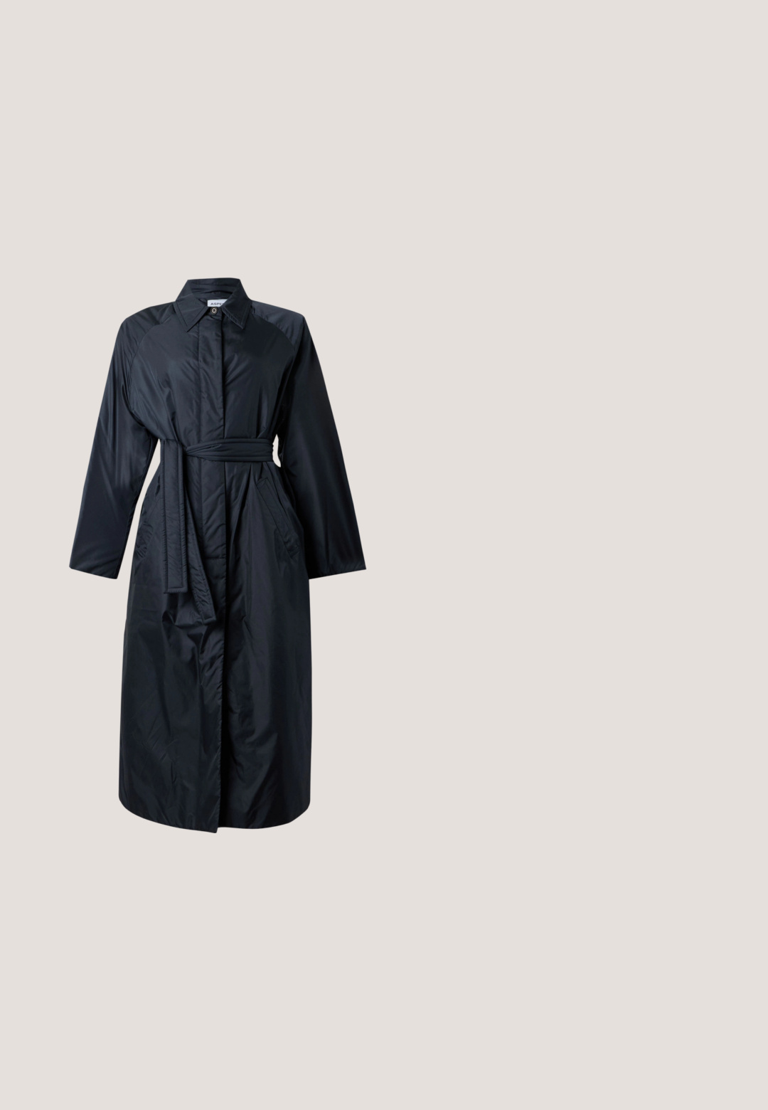Long trench-coat noir avec ceinture à la taille, manches longues, col et poches latérales, présenté sur un fond blanc uni.; Pull bleu marine à manches longues avec un col en V fendu et des poignets ajustés, présenté sur un fond gris clair uni.; Pantalon noir à jambes larges plissé avec une ceinture élastique, fabriqué en tissu léger, suspendu sur un fond blanc uni.; Chaussure slingback en cuir verni noir à petit talon, bout pointu et bride réglable avec boucle dorée sur fond blanc.; Petite pochette en cuir bordeaux avec fermoir en métal argenté et bracelet pour poignet sur fond blanc.; Boucles d'oreilles en clip argentées avec un design en spirale, présentant une texture métallique lisse et des formes arrondies. Pas d'embellissements ou de motifs visibles.