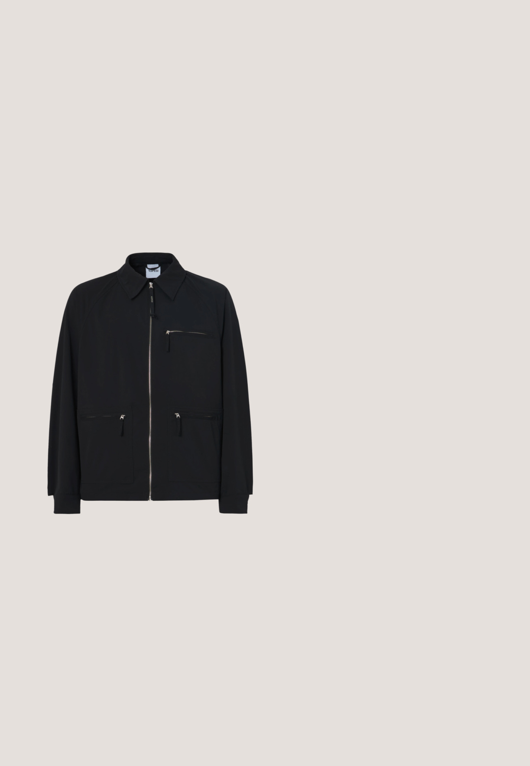 Schwarze Jacke aus leichtem Stoff, mit einem frontalen Reißverschluss, zwei Seitentaschen und einer oberen, mit Reißverschluss versehenen Brusttasche.; Cremefarbener Sweatshirt mit Rundhalsausschnitt und langen Ärmeln, mit gerippten Bündchen und Saum, mit kleinem grünen "Les Deux" Schriftzug nahe dem unteren Saum.; Weißes Baumwoll-T-Shirt mit kurzen Ärmeln, Rundhalsausschnitt und glatter Textur. Keine Muster oder Akzente sind sichtbar.; Dunkelblaue Denim-Hosen mit weitem Bein, hoher Taille, Fronttaschen und kontrastierendem weißen Nähten entlang der Säume.; Nike Sportswear AIR FORCE 1 07 - Sneaker low - flax/wheat/light brown/black/team gold; Schwarze Leder-Crossbody-Tasche mit strukturierter Oberfläche, doppelten Schnallenverschlüssen und einem verstellbaren Tragegurt. Verfügt über ein geprägtes Logo auf der Vorderseite.