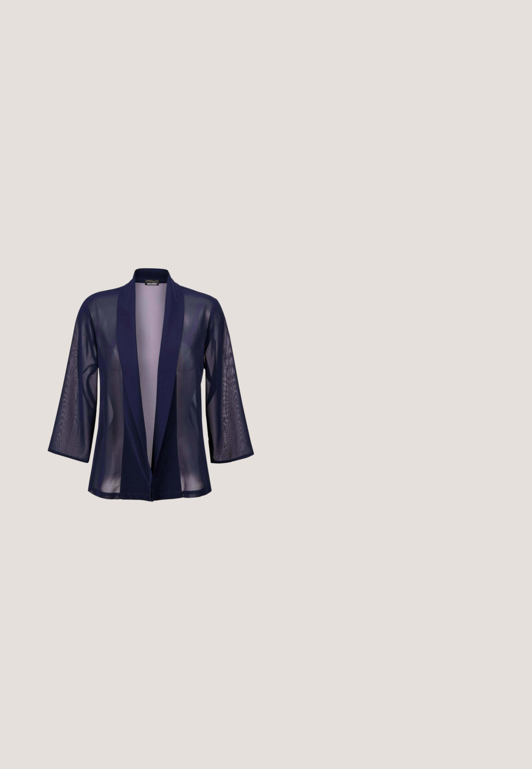 Navyblauer transparenter Kimono mit lockerer Passform, offener Vorderseite und Dreiviertelärmeln. Leichter Stoff mit glatter Textur und ohne Verzierungen.; Navyblaues Abendkleid mit kurzen Spitzenärmeln, einem taillierten Oberteil und einem fließenden Rock mit Seitenschlitzen und einem weichen, durchsichtigen Überzug.; Navyblaue High-Heel-Sandale aus Satin, mit einer verknoteten Schleifendetail an der Vorderseite und einem Knöchelriemen mit einer goldenen Schnalle.; Schwarze übergroße Sonnenbrille mit getönten Gläsern, dicken Rahmen und goldfarbener Kettendetaillierung an den Bügeln.; Blaue rechteckige Clutch mit goldenem Rahmen und Kettenriemen, vor weißem Hintergrund gezeigt.; DIAMANT L'ÉTERNEL Ohrringe - white gold coloured