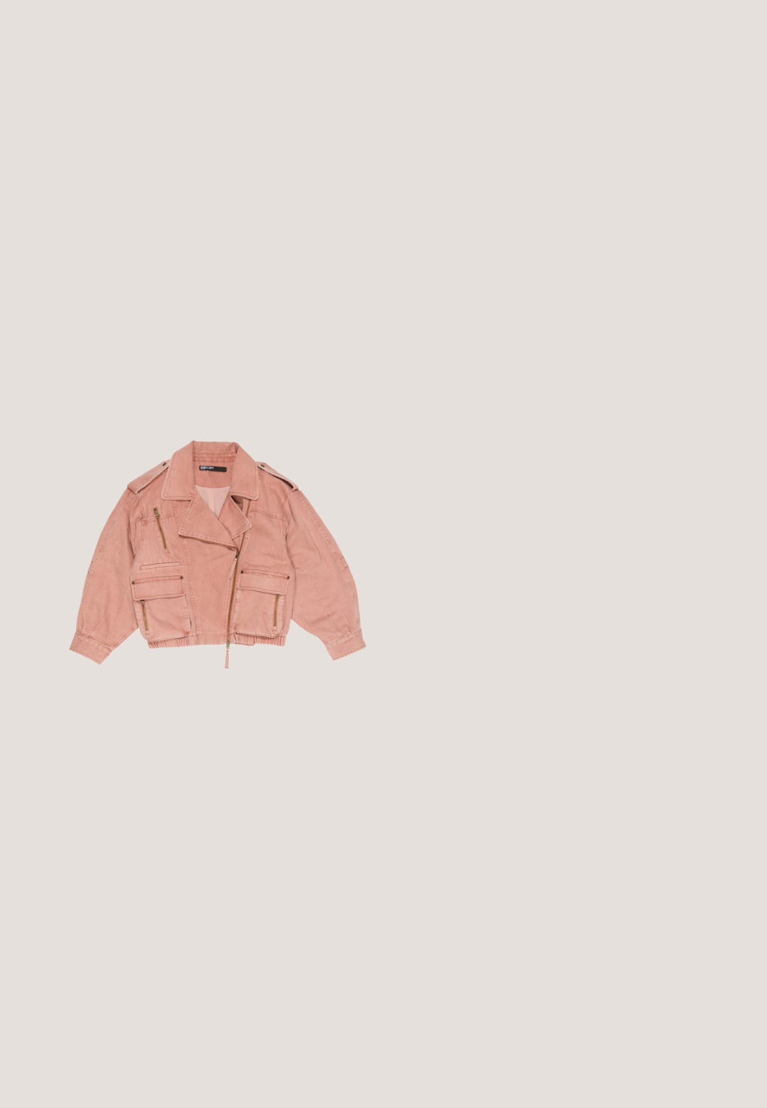 Gekürzte staubrosa Jeansjacke mit weitem Kragen, asymmetrischem Frontreißverschluss, drei Reißverschlusstaschen und langen Ärmeln mit Bündchen.; Enganliegendes, geripptes Tanktop in leuchtendem Fuchsia. Verfügt über einen tiefen V-Ausschnitt und dünne Träger, gefertigt aus einem weichen, dehnbaren Material.; Fließender coralfarbener Maxirock aus strukturiertem Stoff, mit floralen Mustern und kleinen weißen Akzenten sowie Falten für mehr Volumen.; Rosa High Heels sind mit Blumenstickerei und Pailletten auf einem Netz-Obermaterial verziert und haben eine quadratische Zehenform sowie einen klobigen Blockabsatz. Kombiniert mit glänzenden silbernen Hosen.; Kleine rechteckige rosa gewebte Handtasche mit dickem Griff und großem rundem Bommel-Detail auf der vorderen Klappe.; Goldkettchen mit drei Blumenmotiven, verziert mit mehrfarbigen Edelsteinen in Grün, Rosa und Blau.
