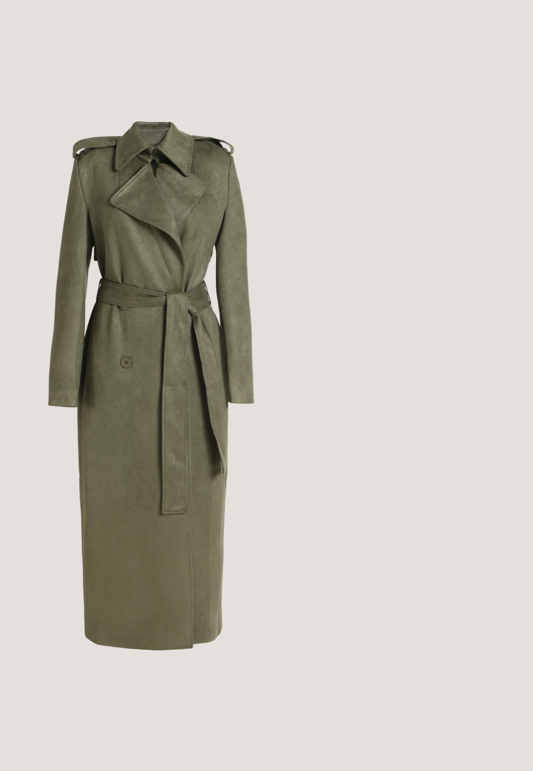 Lange olijfgroene trenchcoat met brede kraag, ceintuur in de taille, schouderepauletten en knopdetail op een egale achtergrond.; Witte linnen maxi-jurk met een off-the-shoulder halslijn, aansluitende silhouet en rechte zoom. Heeft een textuurstof voor extra detail.; Zwarte leren slingback pump met puntige neus, kleine hak, open ontwerp en goudkleurige gespdetail op het bandje.; Bruine schildpadvormige zonnebril met dikke rechthoekige montuur, bronzen getinte lenzen en gouden metalen accent op de poot.; Zwart leren rechthoekige clutch met een kleine gouden rechthoekige sluiting bovenop, tegen een effen lichte achtergrond.; Open gouden manchetarmband met afgeronde, gladde segmenten en een gepolijste, licht gestructureerde afwerking.