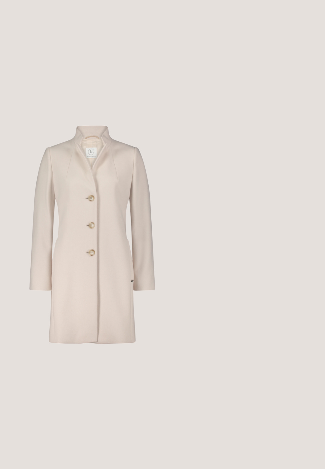 Betty & Co MIT KNÖPFEN - Korte frakker - shiny powder; Varekjole med bladmønster i grøn og beige, lavet af et letvægtsstof, med krave og lange ærmer.; Beige læder slingback-pumpe med spids tå, lavt buet hæl og justerbar spænde-rem.; Hvide cat-eye solbriller med brune tonede linser og lille guldlogo på brillestangen, vist mod en lys grå baggrund.; Hvid rektangulær håndtaske med en guldlås og en guldkæde-rem på en lys baggrund.; Ørestikker i guldton med krystalbesat korsdesign og store hvide perledråber på hvid baggrund.