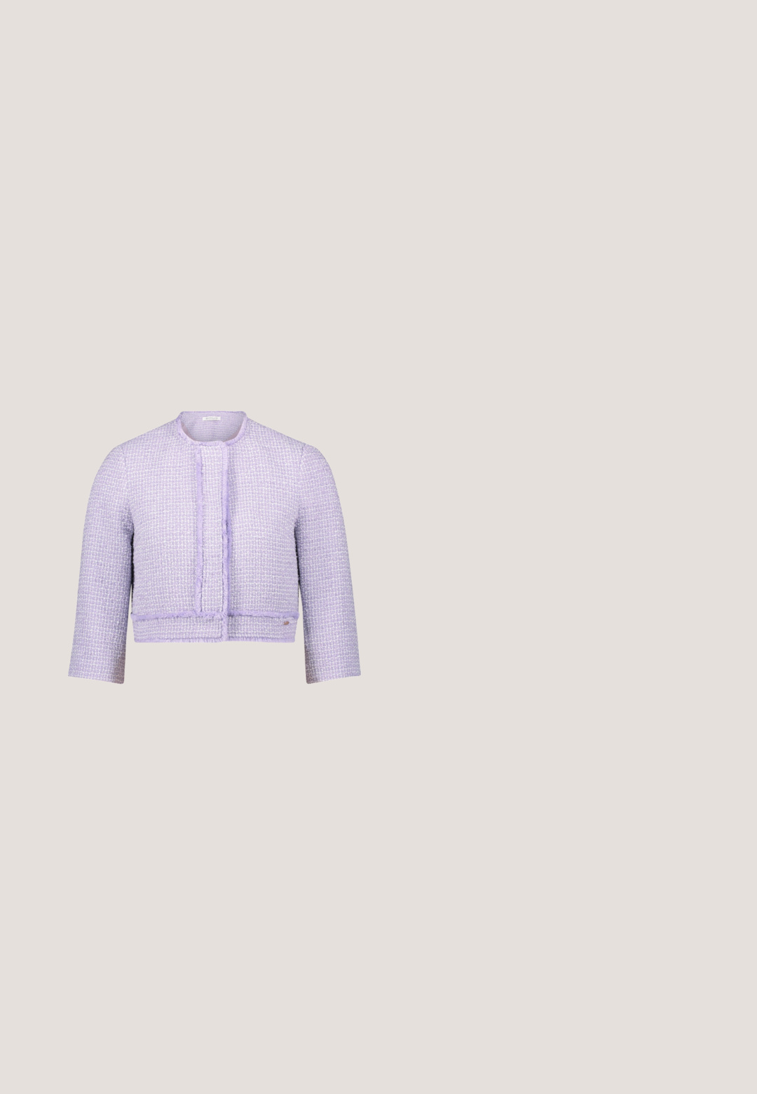 Lila cropped jacket van textuurstof met een geweven patroon, met een ronde halslijn en franjes langs de voorknoopsluiting.; Roze midi-jurk met dunne banden, met een gedrapeerde bovenkant en een asymmetrische zoom. Gemaakt van lichte, vloeiende stof met een zachte textuur.; Roze leren ballerina met ronde neus en een decoratieve zilveren strik aan de voorkant. Glad materiaal en een lage, platte hak.; Roze glitterhandtas met een vlinderontwerp van rhinestones, met een gestructureerde vorm en een enkele handgreep aan de bovenkant.; Roze satijnen scrunchie met een gladde textuur, met een gatheringdesign en een klein label met het merklogo. Cirkelvormig voor haarstyling.; Lichtroze leren riem met een afgeronde gouden metalen gesp, opgerold op een witte achtergrond.