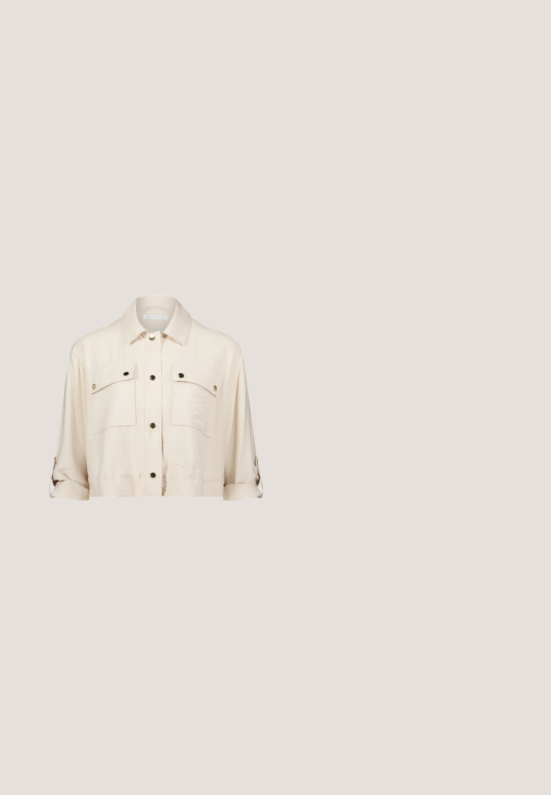 Hellbeige, kurz geschnittene Jacke aus weichem Stoff, mit einem Kragen, zwei Brusttaschen, goldfarbenen Knöpfen und hochgekrempelten Ärmeln.; Wickel-Jumpsuit mit kap sleeves, gemustert in Olivgrün und Beige, mit einem Bindegürtel in der Taille und weit geschnittenem Bein.; Braune Ledersandalen mit zwei breiten Riemen, einem Riemen an der Rückseite mit einer Metallschnalle und einer robusten Gummisohle mit strukturiertem Muster.; Runde Sonnenbrillen mit einem hellbraunen, marmorierten Kunststoffrahmen und verlaufenden braunen Gläsern. Schlanke Bügel sorgen für ein leichtes Design.; Tannfarbene Kunstlederakzente ergänzen eine gewebte Strohtasche. Sie verfügt über eine strukturierte Form, doppelte Griffe und subtile geometrische Muster auf der Oberfläche.; Halskette aus Roségold mit gestapelten runden Anhängern, die an einer feinen Kette mit verstellbarem Verschluss hängen. Schlichtes und minimalistisches Design.