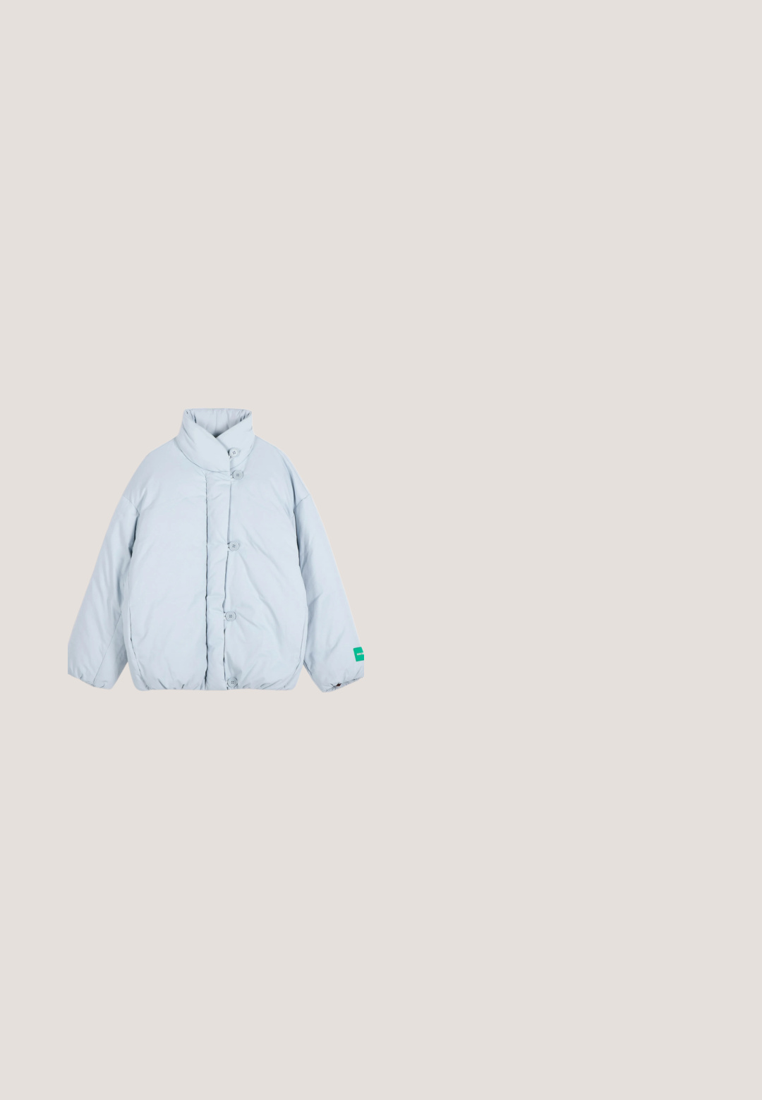 Hellblaue Steppjacke mit hohem Kragen, langen Ärmeln und elastischem Saum, von hinten auf weißem Hintergrund gezeigt.; Hellblauer gestrickter Cardigan mit langen Ärmeln, gerippten Bündchen und Ausschnitt sowie sechs schwarzen Knöpfen vorne.; Hellblaues kurzärmeliges, geripptes T-Shirt mit rundem Ausschnitt und kleinen weißen Markenetiketten am Kragen und am unteren Saum.; Hellblaue, ausgestellte Jeans aus weichem Denim. Verfügt über fünf Taschen, Gürtelschlaufen und einen Knopfverschluss. Roher Saum am Ende.; Hellblauer flacher Freizeitschuh mit weißen Schnürsenkeln, weißer Fersenlasche und brauner strukturierter Sohle, von der Seite auf weißem Hintergrund gesehen.; Weiche blaue Handtasche mit abgerundeter Form, gesammelten Stoffdetails, geflochtenen Griffen und Reißverschluss oben.
