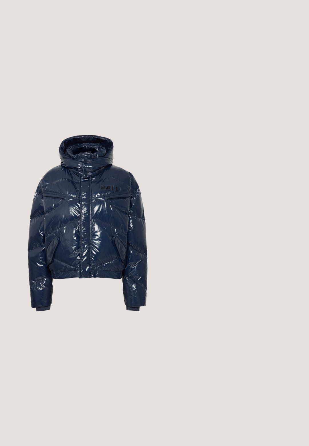 Doudoune bleu marine avec finition brillante, capuche, fermeture éclair et poches latérales. Présente des détails matelassés et un logo sur la poitrine.; Pull en tricot flou noir et blanc avec des manches longues et un ourlet côtelé, posé à plat sur un fond gris clair.; Top court ajusté à manches longues en tissu vert foncé. Présente un col montant, un design épuré, et un emblème circulaire argenté sur le devant.; Pantalon de jogging large gris clair avec cordon marron et poches latérales, posé à plat sur un fond blanc.; Botte de lune noire avec des accents en fausse fourrure, design à lacets et semelle en caoutchouc gris texturé. Présente un logo sur le côté et une bordure duveteuse en haut.; Sac à main matelassé en argent métallisé avec poignées rembourrées et bandoulière amovible, accompagné d'une petite pochette assortie avec fermeture éclair.