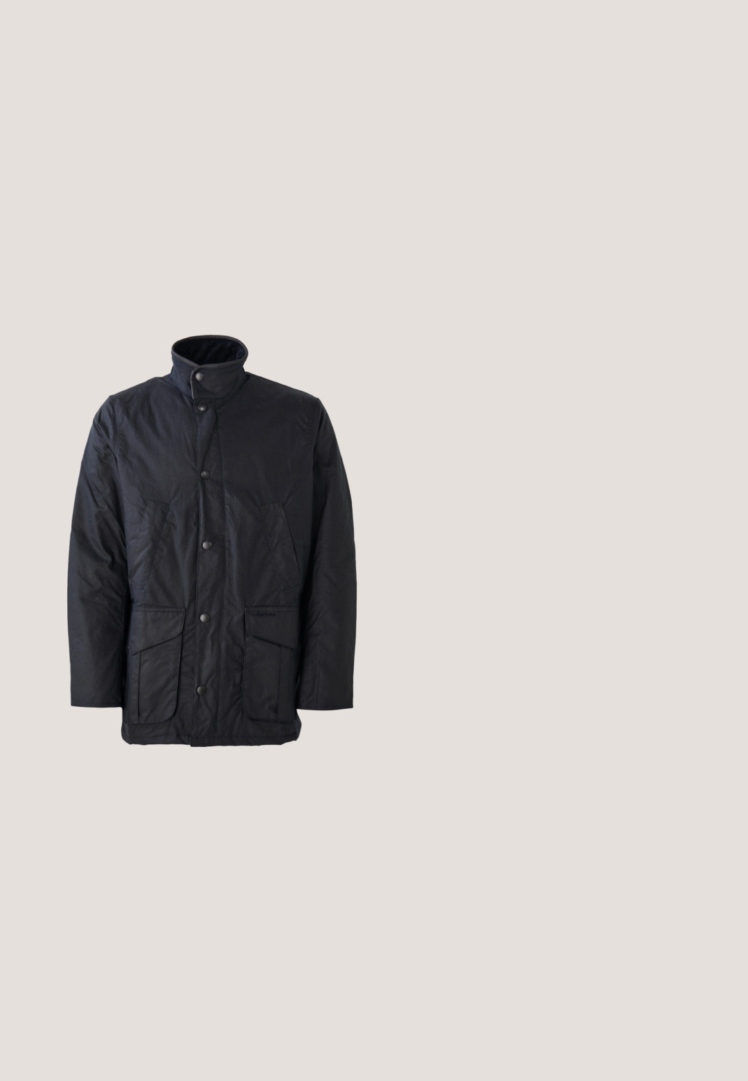 Schwarze wasserdichte Jacke aus strukturiertem Stoff mit hohem Kragen, Fronttaschen und Druckknopfverschlüssen. Minimalistisches Design ohne Muster.; Weißes Hemd mit langen Ärmeln, Knopfleiste und Kragen, mit kleinem dunklem Logo auf der linken Brust, flach auf einem hellen Hintergrund liegend.; Beige, gerade geschnittene Freizeithosen mit Gürtelschlaufen, vorderem Knopf- und Reißverschluss sowie Seitentaschen, Vorderansicht.; Dunkelbrauner Leder Chelsea-Stiefel mit elastischem Seitenpaneel und niedrigem Absatz, im Profil vor weißem Hintergrund gezeigt.; Olivgrüner Stoff mit vintage Angel-Design, zwei Fischern, Fischen, Seilen und dem Text "J. Barbour & Sons Ltd" und "Trotze dem Wetter."; Dunkelbrauner geflochtener Ledergürtel mit goldener rechteckiger Schnalle, auf hellem Hintergrund zusammengerollt.