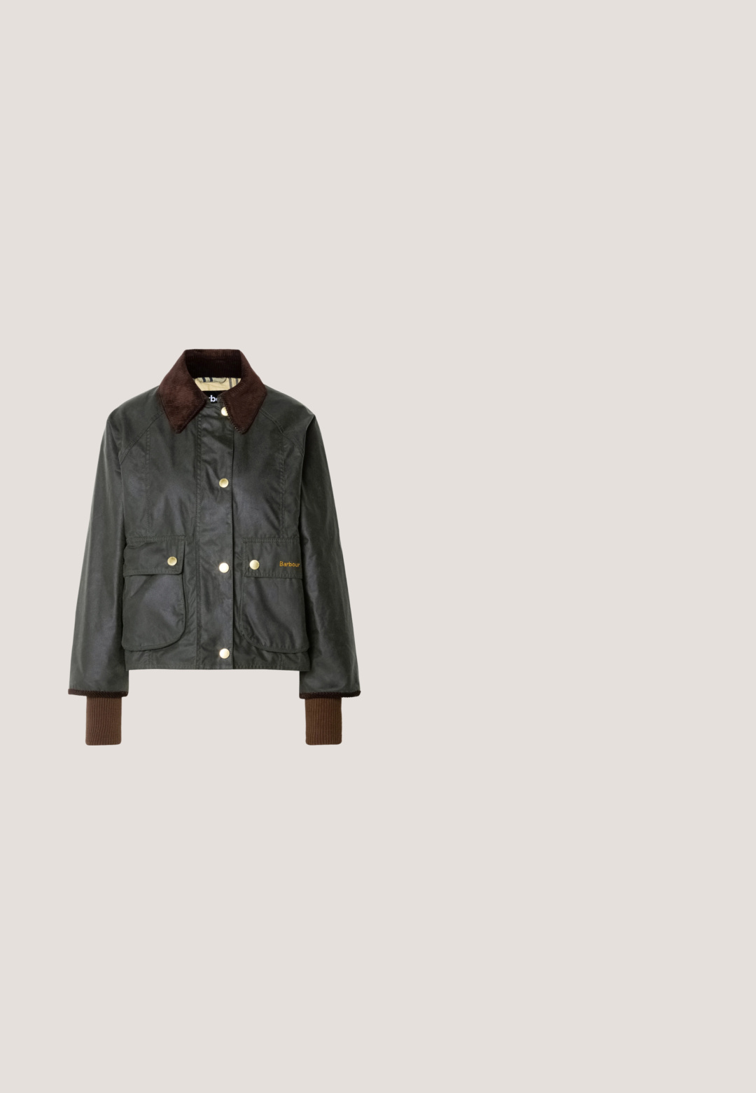 Dunkelgrüne gewachste Jacke mit einem braunen Cordkragen, ausgestattet mit goldenen Druckknöpfen und zwei vorderen Taschen sowie gerippten braunen Bündchen.; Roter Rollkragenpullover mit gerippten Bündchen und Saum, aus einem weichen Strickmaterial hergestellt, mit einem lässigen Schnitt und deutlichen Nahtlinien.; Dunkelblaue Jeans aus Denim mit lockerem Schnitt, ausgestattet mit hoher Taille, geradem Bein und klassischem Fünf-Taschen-Design.; Schwarze Leder-Stiefelette mit einem eleganten Design, abgerundetem Zehenbereich, strukturiertem Stich an der Oberseite und einem Blockabsatz. Verfügt über einen Reißverschluss und eine Zuglasche.; Burgunderfarbene Leder-Tote mit geschwungener Form, doppelten Griffen oben und einem abnehmbaren, passenden Reißverschlussbeutel. Mit geprägtem Logo auf der Vorderseite.; Silberne herzförmige Ohrringe mit überlappenden Herzdesigns, mit glatter Oberfläche und geschwungenen Akzenten.