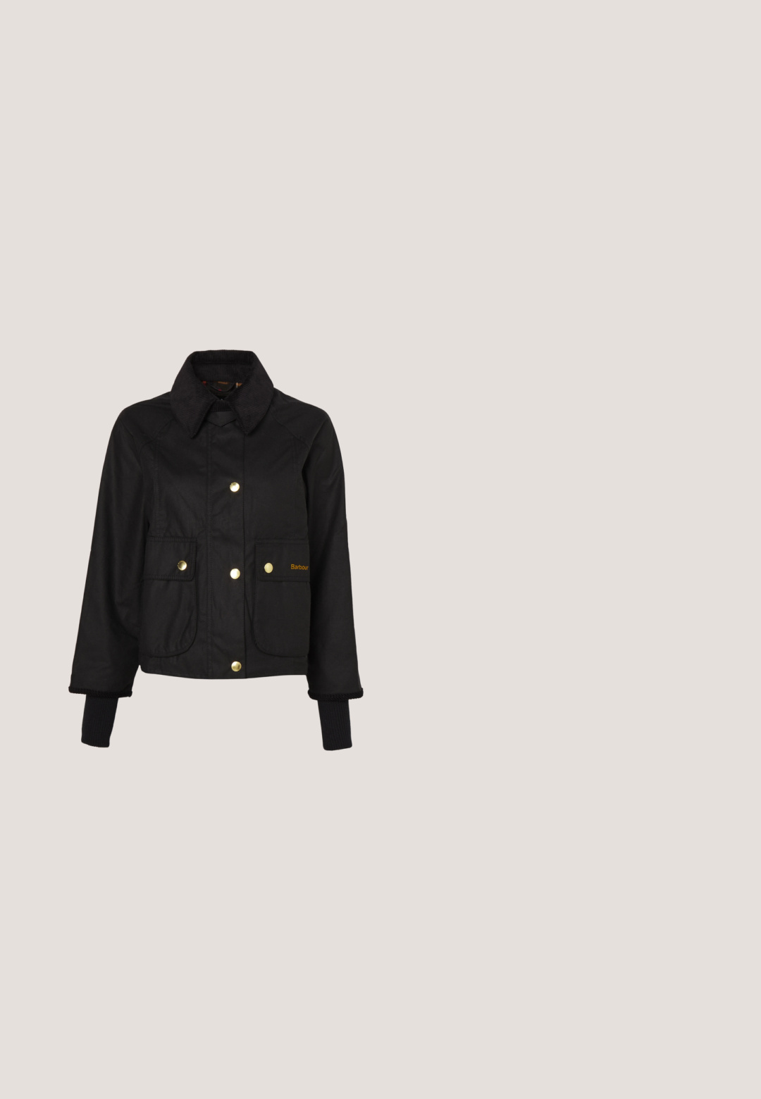 Zwarte cropped jas van stof met een corduroy kraag, gouden drukknoopjes en twee voorzakken. Heeft ribbelgebreide manchetten.; Gestreept T-shirt met korte mouwen, met zwart-witte ribbelstructuur, ronde halslijn en klein rood logo op de linkerborst.; Bruine geruite geweven shorts met een gestructureerde afwerking, voorzien van twee zilveren drukknoopjes aan de voorkant en een op maat gemaakte, gestructureerde uitstraling.; Zwarte platte schoen met spitse neus, een bandje, gouden en zilveren studs langs de rand en een decoratieve metalen gesp op een lichte achtergrond.; Zwarte draagtas met brede beige handvatten en afneembare beige schouderriem op effen achtergrond.; Een paar gouden oorbellen in ringvorm, één simpel en één met een groene edelsteen en kleine heldere kristallen, weergegeven op een witte achtergrond.