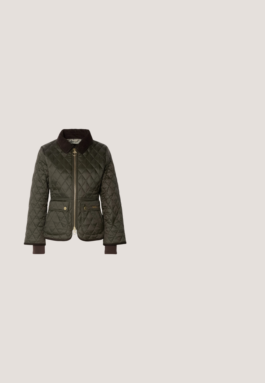 Veste matelassée vert foncé avec un col en velours côtelé marron, fermeture éclair à l'avant, deux poches et poignets côtelés. Accents en métal doré sur les poches.; Chemise blanche à manches longues, col pointu, design ajusté, en tissu de coton lisse et fermeture à boutons sur le devant.; Pantalon beige slim fit longueur cheville avec une finition lisse, sans poches visibles ni ornements, sur un fond uni.; Bottes en cuir marron hautes avec une finition lisse, dotées d'une sangle à boucle sur le côté et d'un talon empilé. La tige présente un design épuré et sans ornement.; Sac à main en cuir brun avec une forme incurvée, accents de quincaillerie dorée et une bandoulière amovible. Texture lisse avec des coutures contrastées.; Ceinture en cuir marron avec boucle ovale dorée, enroulée, avec un petit emblème crocodile argenté sur la boucle de ceinture, sur fond clair uni.