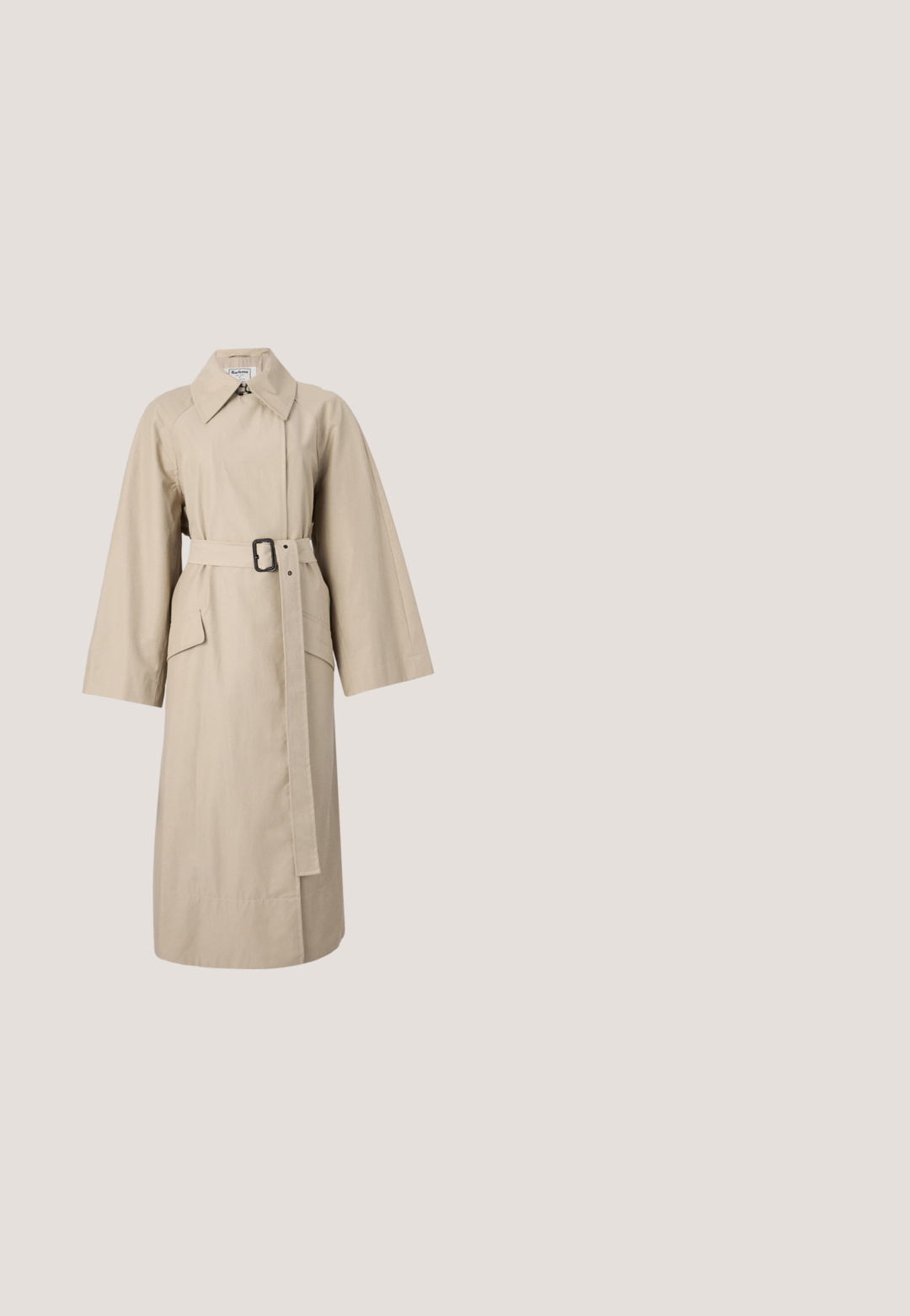 Manteau beige avec un grand col, des manches larges, une taille ceinturée et des poches latérales. Fabriqué en tissu texturé, avec un design épuré et minimaliste.; Blouse crème à manches longues avec boutons sur le devant, deux poches plaquées et un col montant, présentée sur un fond clair uni.; Pantalons taillés gris foncé avec des rayures blanches verticales, devant plissé et jambes fuselées. Fabriqués en tissu lisse avec passants de ceinture.; Botte noire à hauteur de genou en cuir verni embossé crocodile, avec un bout pointu et un petit talon kitten, agrémentée d'un accent angulaire en argent sur le dessus.; Petit sac à épaule de couleur crème avec une seule sangle, fermeture éclair et logo de marque doré discret à l'avant.; Bracelet jonc en or avec une fleur jaune et un détail de feuille unique sur un fond clair uni.