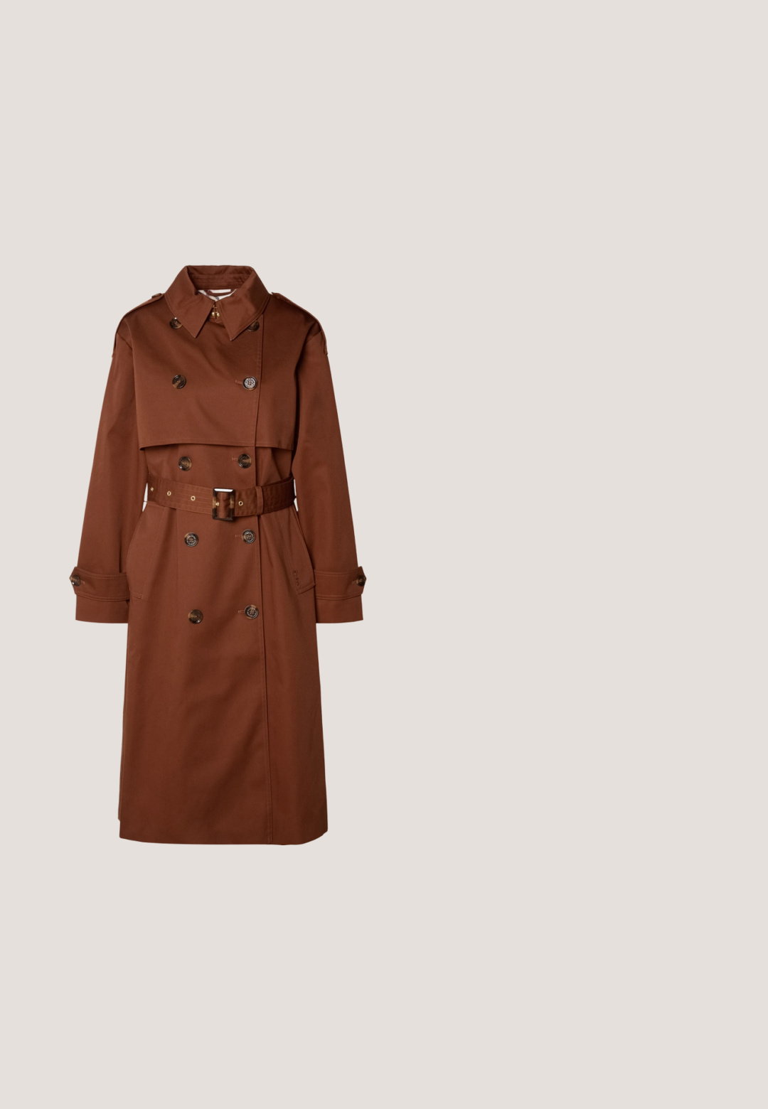 Bruine trenchcoat met een dubbelzijdige ontwerp, grote kraag, ceintuur in de taille en knoopmanchetten. Gemaakt van gladde stof en voorzien van zijzakken.; Bruine trui met korte mouwen en horizontale roze strepen, ronde hals, geribbelde boorden en zoom, en klein geborduurd logo vlak bij de zoom.; Bruine flared pants van een zachte, suede-achtige stof. Beschikt over vier zakken, een knoopsluiting en een gladde, gestructureerde oppervlakte.; Donkerbruine leren schoenen met een vierkante neus en een korte blokhak, gedragen met zwarte, op maat gemaakte broek, die een strakke, gepolijste uitstraling tonen.; Grote donkerbruine leren schoudertas met dubbele schouderbanden en een subtiele naad in het midden op een effen lichte achtergrond.; Gouden ronde oorbellen met aan elke oorbel twee kleine zilveren ringetjes, met subtiele gegraveerde merknamen, geplaatst op een witte achtergrond.