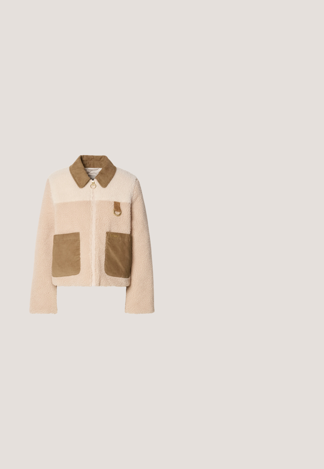 Veste en fausse fourrure avec un corps crème, un col en velours côtelé marron et deux poches plaquées. Elle possède une fermeture éclair à l'avant et un accent en métal.; T-shirt noir à manches courtes en tissu côtelé avec un col rond et un petit logo blanc "GUESS JEANS" accompagné d'une étoile, centré sur la poitrine.; Pantalon en tissu côtelé beige avec des rayures horizontales noires et marron et un cordon de serrage à l'avant, présenté à plat sur un fond clair.; Baskets de sport noires avec un dessus lisse, une semelle texturée blanche, et des accents roses au col et à l'arrière, comportant des lacets et un détail de marque.; Sac fourre-tout rectangulaire de couleur crème avec de longues anses minces et un motif texturé subtil sur une surface lisse.; Boucles d'oreilles sculpturales en argent avec des formes douces et courbes et des surfaces réfléchissantes. Présentent un design de boucle fermée et une forme organique distincte.