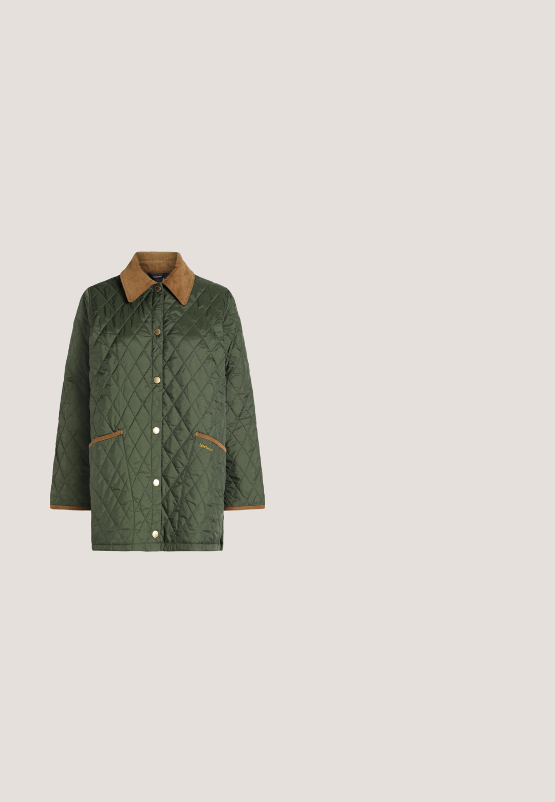Groene doorgestikte jas met bruine corduroy kraag en zakafwerking, drukknoopsluiting aan de voorkant en Barbour-logo op de rechterzak.; Trui met korte mouwen en een ronde hals met olijfgroene en witte horizontale strepen, geribbelde boorden en zoom, en "Lauren Ralph Lauren"-logo bij de taille.; Beige katoenen broek met een rechte pijp, met een knoopsluiting aan de voorkant, twee voortassen en subtiele stikdetails.; Donkerbruine leren en suede sneakers met tan veters en zool, gouden logolint, en "Michael Kors" gegraveerd op de zool.; Donkergroene leren schoudertas met gouden hardware, bovenhandvat, verstelbare riem en voorflap met gespsluiting.; Een paar gouden oorbellen in ringvorm, één simpel en één met een groene edelsteen en kleine heldere kristallen, weergegeven op een witte achtergrond.