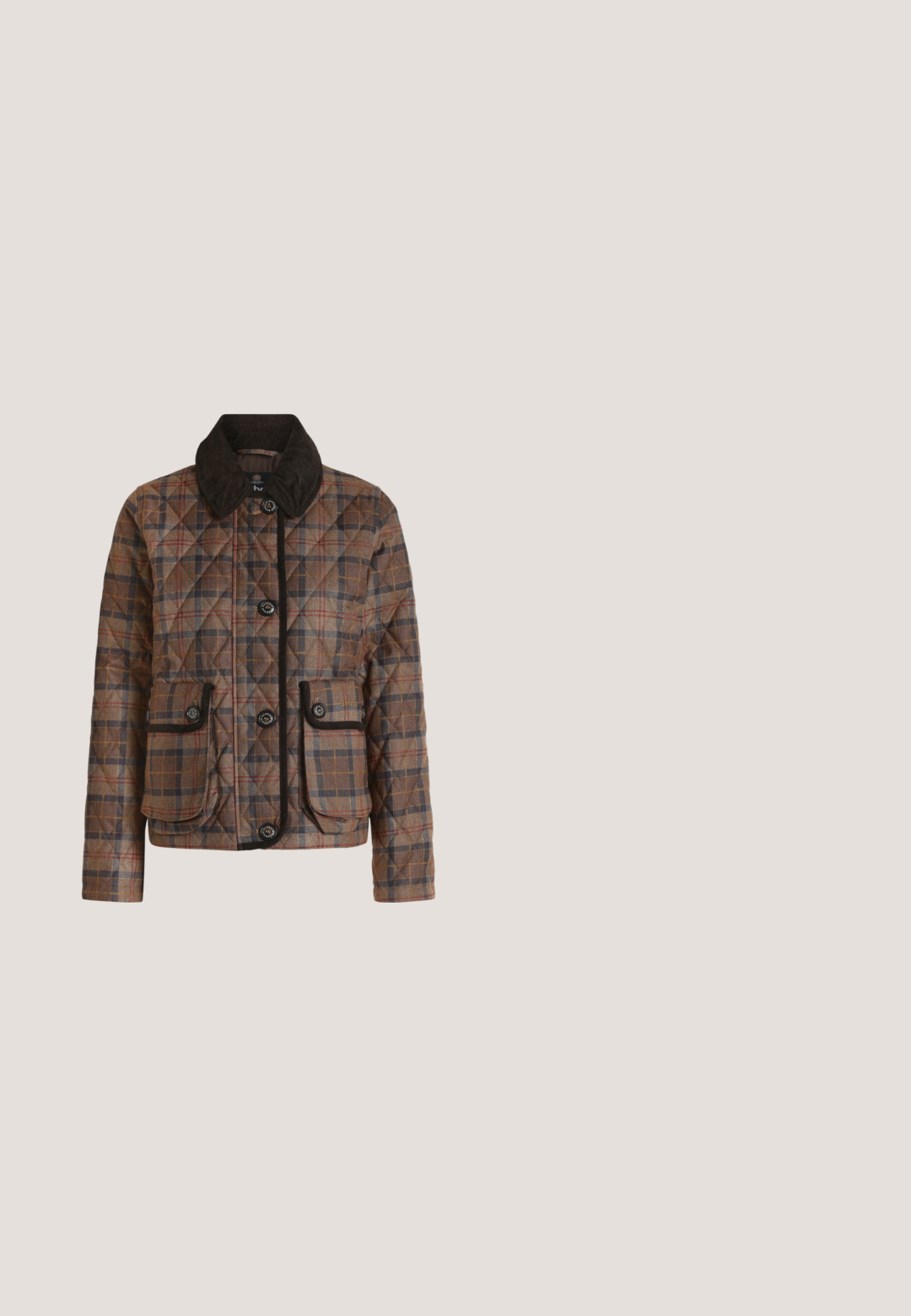 Veste matelassée à carreaux marron avec col en velours côtelé noir, fermeture à boutons sur le devant et deux poches avant à rabat avec fermetures à boutons.; Polo marron à manches courtes avec deux boutons et un col, présenté à plat sur fond blanc.; Jean large taille haute brun foncé avec poches avant, passants de ceinture, fermeture par bouton et coutures visibles sur fond uni.; Baskets marron et noir à motif peau de serpent avec lacets noirs flottant au-dessus de carreaux en bois à l'extérieur, avec des plantes floues et un mur gris en arrière-plan.; Sac à main en daim marron foncé avec double poignée, une large ceinture cloutée avec boucle métallique autour du milieu, et deux petites clés suspendues.; Une paire de boucles d'oreilles en or poli en forme de cœur avec un subtil logo gravé "CD" sur un fond blanc uni.