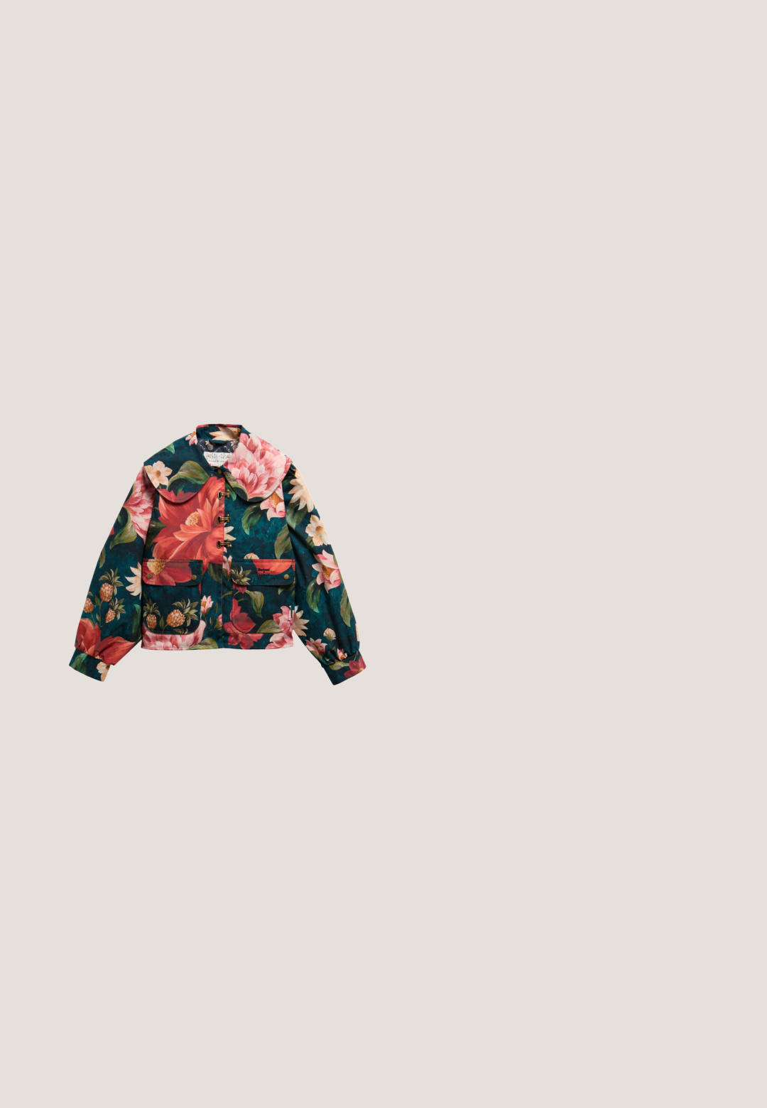 Veste à motif floral avec grand col arrondi, fermetures à boutons bascule sur le devant, deux poches à rabat boutonnées et manches longues bouffantes.; Haut asymétrique orange vif sans manches avec une petite découpe en forme de trou près du cou et deux boutons dorés décoratifs.; Jupe trapèze à plis avec un motif floral de grandes fleurs colorées, comprenant du rouge, jaune, violet et bleu sur un fond beige clair.; Chaussure à talon haut avec bride à la cheville multicolore, corps crème, accents verts et roses, et talon bloc à motif. Finition lisse et design avec bride en T.; Sac fourre-tout tissé vert et blanc avec une forme rectangulaire structurée, une finition texturée et deux poignées solides. Présente une étiquette de logo sur le côté.; Boucles d'oreilles anneaux en or torsadés avec des rayures turquoise, sécurisées par des fermoirs papillon festonnés, présentées sur un fond clair uni.