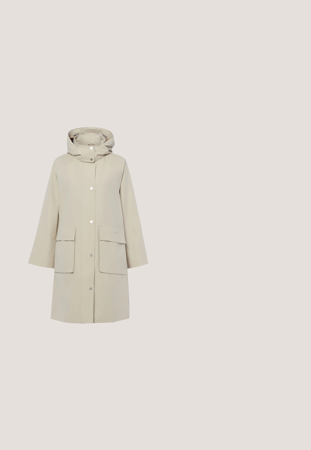 Imperméable beige longue jusqu'aux genoux avec capuche, fermeture à boutons-pression sur le devant, manches longues et deux grandes poches à rabat sur le devant.; Sweatshirt marron à col haut avec une finition texturée. Présente des épaules tombantes et un petit logo circulaire beige sur la poitrine. Poignets et ourlet côtelés.; Pantalon décontracté beige à jambes larges avec une ceinture élastique et des poches latérales, fabriqué en tissu doux et confortable.; Bottines beige en suède avec un intérieur à motifs rouges. Elles disposent d'une semelle plateforme épaisse et texturée et d'une languette à l'arrière.; Sac bandoulière marron avec poches zippées à l'avant, sangle ajustable et petit logo embossé au centre devant.; Collier doré avec une chaîne ajustable, comportant un pendentif circulaire embossé de motifs étoilés et un petit charme de marque.
