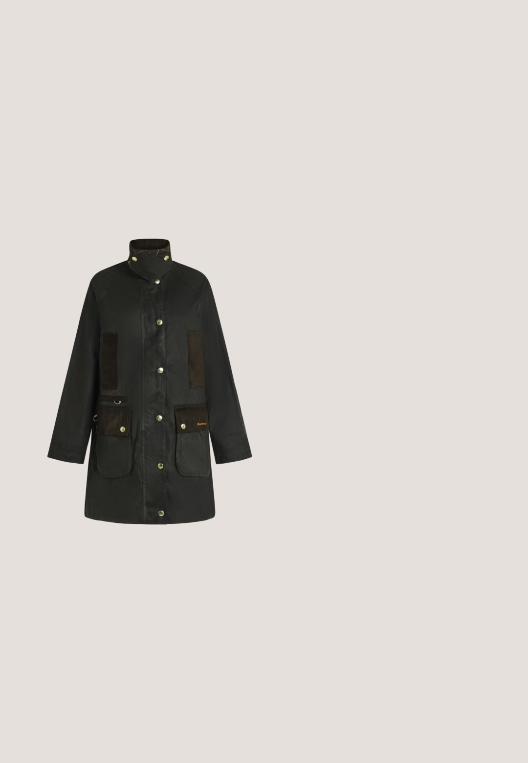 Veste en coton ciré Barbour vert foncé avec col montant, fermeture à pressions, multiples poches et détails en velours côtelé marron.; Blouse blanche à manches longues avec fermeture asymétrique à boutons et détail froncé sur le devant, avec larges poignets et col pointu.; Jupe marron jusqu'aux genoux en coton avec plusieurs poches à rabat dotées de boutons dorés et une taille ajustée. Texture lisse.; Botte haute en cuir marron avec un bout pointu et un petit talon carré, debout droite sur un fond clair uni.; Foulard en soie avec des lanières en cuir beige et marron, des anneaux dorés et de petits charms fleurs et animaux roses, jaunes et blancs sur fond blanc.; Ceinture en cuir marron avec boucle ovale argentée polie, plusieurs trous de réglage et bords cousus sur un fond clair.