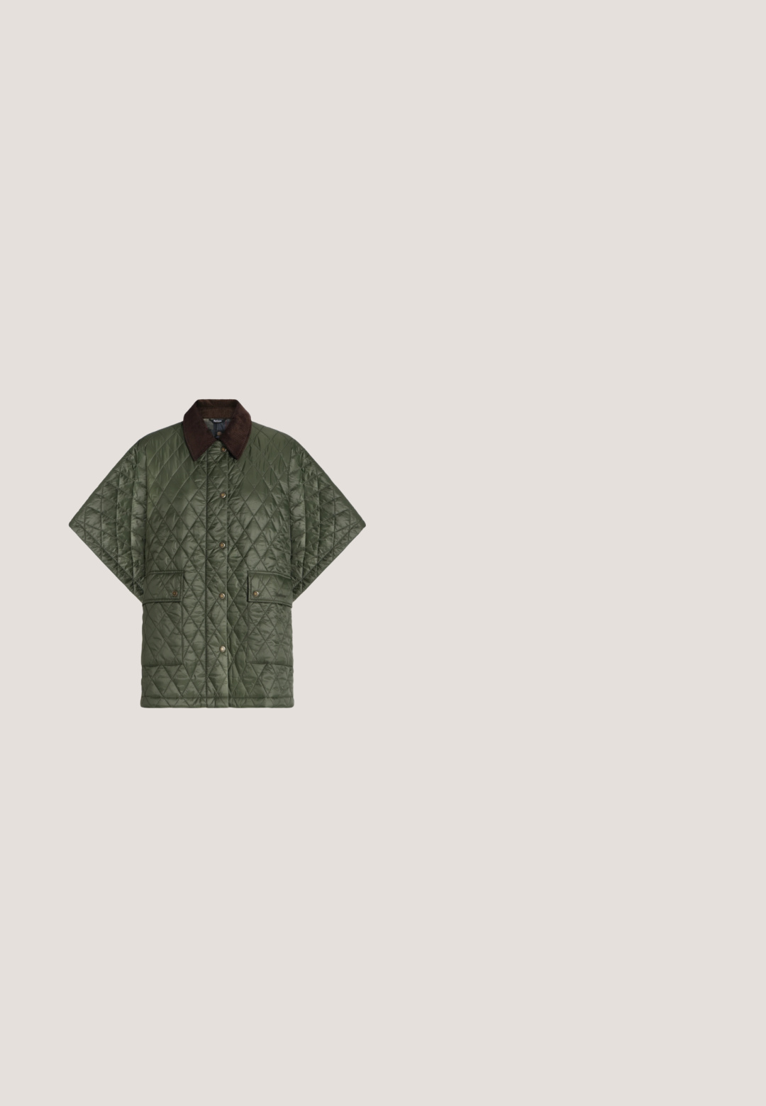 Veste matelassée vert olive avec manches courtes larges, col en velours côtelé marron, fermeture à boutons-pression devant et deux poches avant avec rabats.; Pull manches courtes col rond avec rayures horizontales vert olive et blanc, poignets et ourlet côtelés, et logo "Lauren Ralph Lauren" près de la taille.; Jeans en denim évasés dans un lavage bleu clair, avec une taille haute, des jambes larges distinctives et un léger dégradé vers l'ourlet. Fermeture par bouton et zip.; Baskets avec un dessus en toile crème, des accents en daim marron, un grand logo stylisé et une semelle en caoutchouc beige avec une texture antidérapante.; Sac à main rectangulaire en daim marron avec poignée supérieure, poche avant zippée et bandoulière en tissu réglable sur fond blanc.; Boucles d'oreilles en nœud torsadé en or et vert olive avec une finition brillante, présentées sur un fond blanc.