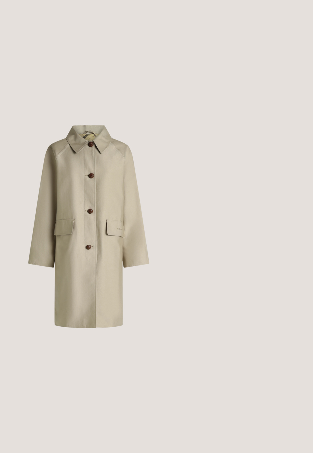 Beige knielange jas met een kraag, vier bruine knopen aan de voorkant en twee klepzakken bij de heupen.; Groene gebreide trui met lange mouwen, geribde boorden en zoom, en witte cursieve tekst "Barbour" over de borst.; Effen lichtroze T-shirt met korte mouwen, ronde hals en zichtbaar merklabel aan de binnenkant van de kraag.; Zwarte denim jeans met een recht model, vijf-pocket ontwerp, koperen knoopdetails en minimale zichtbare stiksels.; Leren sneakers met een tan en bruine kleurstelling, voorzien van een luipaardprintaccent aan de zijkant en een gestructureerde rubberen zool.; Bruine handtas van gestructureerd leer met twee voorvakken met gespen en dubbele schouderbanden op een effen lichte achtergrond.
