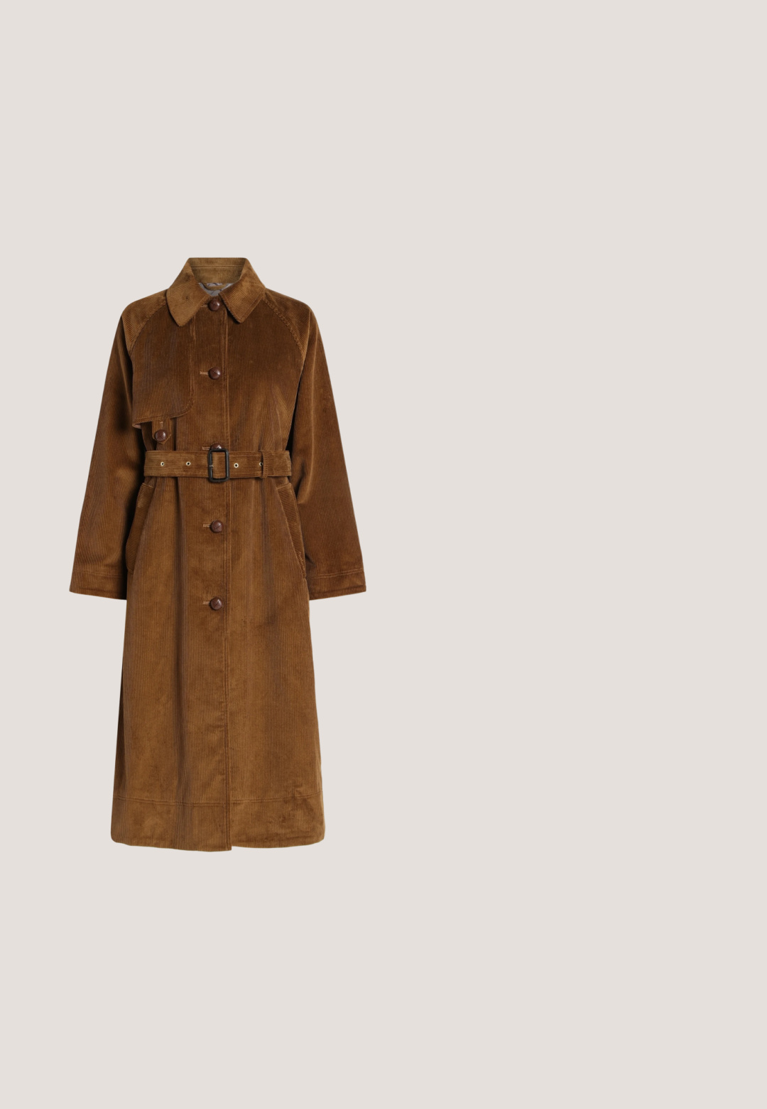 Long manteau en velours côtelé marron avec de gros boutons, une large ceinture avec boucle à la taille, deux poches et un col pointu.; Pull à col montant en bordeaux avec des côtes, fermeture éclair 1/4 et manches larges. Texture douce avec une coupe décontractée.; Pantalon en velours côtelé vert olive avec jambes droites, poches avant, passants pour ceinture et fermeture par bouton sur fond blanc.; Botte Chelsea en suede brun foncé avec semelle en caoutchouc épaisse, panneau latéral élastique, logo GANT et languette à l'arrière.; Sac bandoulière en daim marron doux avec une seule lanière et des accessoires métalliques argentés sur un fond clair uni.; Deux anneaux métalliques lisses et tordus, l'un en or et l'autre en argent, affichés côte à côte sur un fond blanc uni.