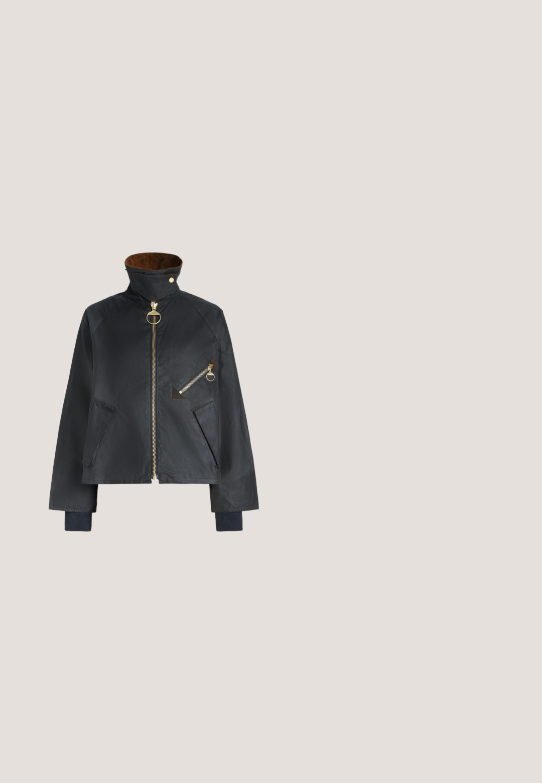 Veste noire avec col haut, fermeture éclair dorée sur le devant et en diagonale sur la poitrine, poches latérales inclinées et poignets côtelés sur fond blanc.; Haut sans manches en maille à rayures horizontales bleu marine et blanc avec boutons dorés le long des coutures des épaules et finition bleu marine sur les bords.; Jean en denim bleu clair avec une taille haute, des jambes évasées et une bordure cloutée le long des poches avant et des passants de ceinture.; Chaussure noire à talon bas avec des clous ronds dorés et un petit nœud noir sur l'avant, vue latérale sur fond blanc.; Pochette en cuir marine avec une chaîne de bandoulière dorée et une fermeture frontale. Présente une texture lisse et un design angulaire.; Boucles d'oreilles ton or avec accents en forme de cœur et strass clairs, dotées d'un design torsadé et d'une fermeture sécurisée.