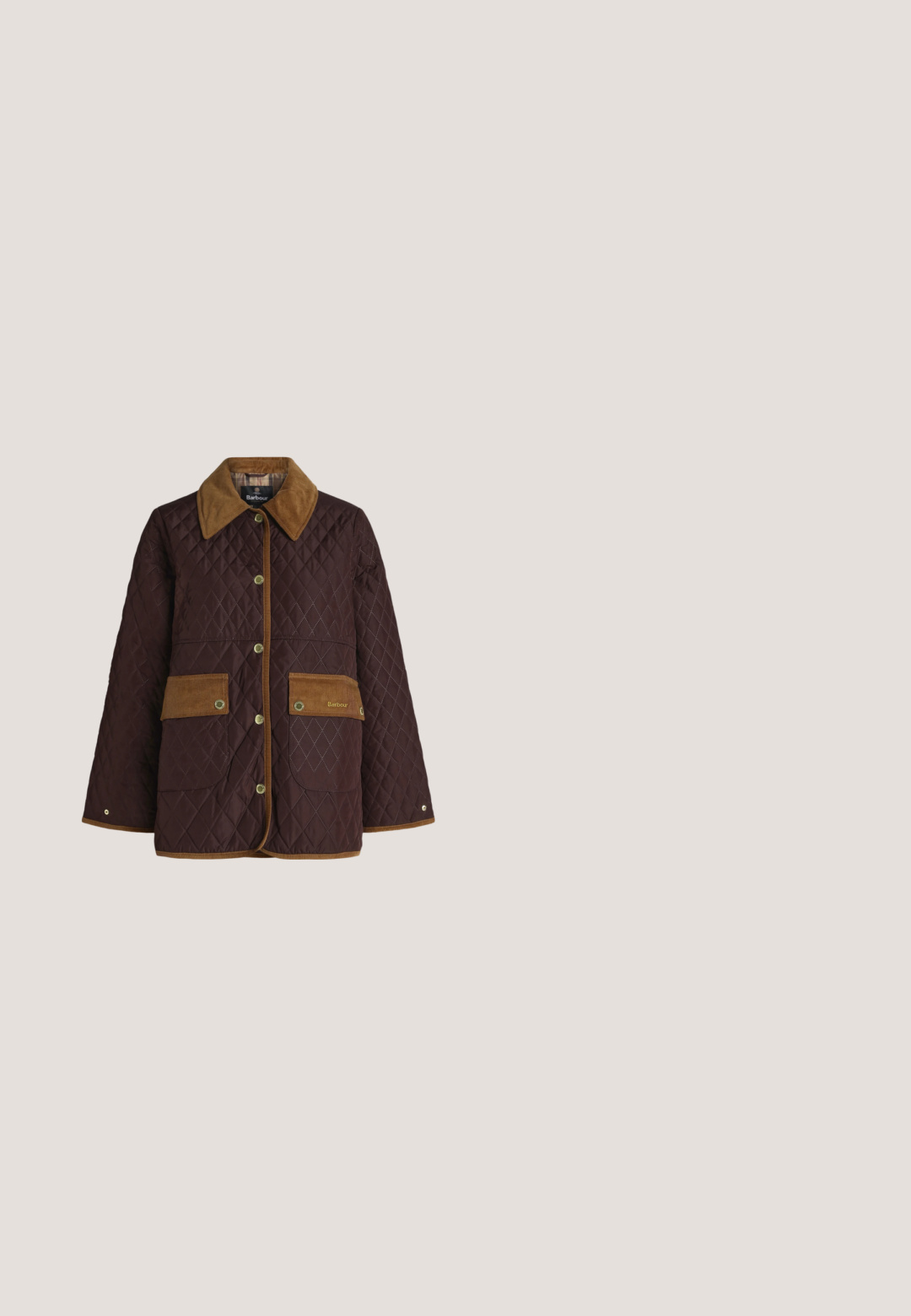 Donkerbruine doorgestikte jas met een boord en zakken van ribfluweel, vooraan drukknopen en het Barbour-logo op één zak.; Bruine gebreide trui met een rendierontwerp, zwarte en witte accenten, ribgebreide manchetten en halslijn, en een zachte textuur.; Witte overhemd met verticale lichtgrijze en blauwe strepen, lange mouwen, standaard kraag en rechte snit aan de onderrand.; Bruine wide-leg jeans gemaakt van zachte, gestructureerde stof. Kenmerken zijn een knoopsluiting, riemlussen en vo pockets met contrasterende stiksels.; Donkerbruine suède loafer met lage hak en gouden studs langs de randen op een effen lichte achtergrond.; Donkergrijze geruite stoffen handtas met zwarte handvatten en een afneembare schouderriem, met een kleine ronde metalen knop als detail.