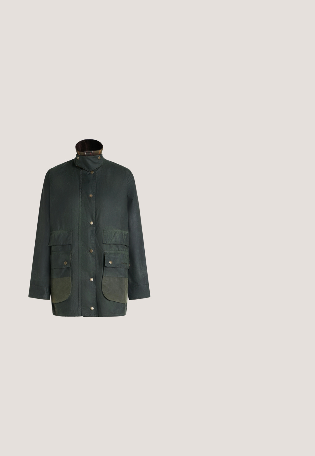 Veste cirée vert foncé avec col montant boutonné et quatre poches à rabat à l'avant, deux petites et deux grandes avec fermetures à pression.; Polo beige à manches longues avec des rayures blanches horizontales et deux boutons sur le col.; Pantalon large taille haute vert olive avec fermeture à bouton et zip à l'avant, passants pour ceinture, et poches latérales.; Baskets en daim gris avec un dessus texturé, présentant des rayures et des lacets crème, et une semelle en caoutchouc gomme pour une meilleure traction. Design athlétique classique.; Sac en cuir marron avec une forme structurée, poignées courtes et bandoulière longue amovible. Présente une surface texturée et un branding subtil à l'avant.; Boucles d'oreilles en métal argenté en forme de cercle avec une finition polie. Chaque boucle d'oreille est équipée d'un fermoir à charnière pour un port sécurisé.