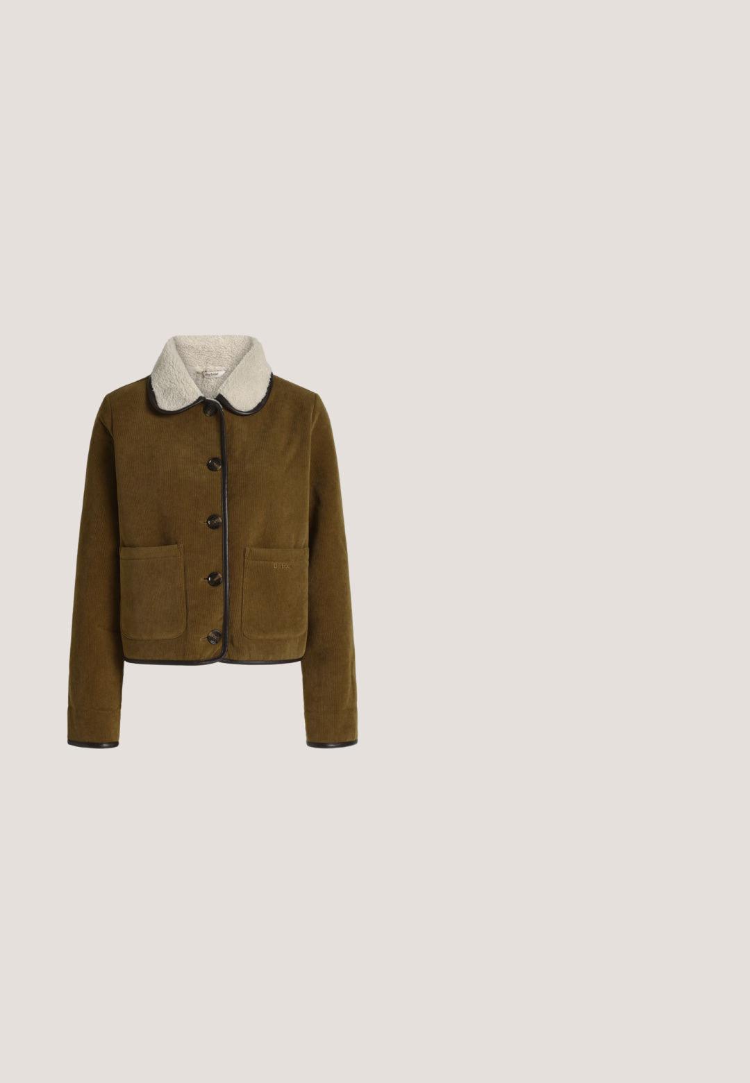 Veste en velours côtelé marron avec col en polaire blanche, boutons sur le devant, deux grandes poches avant et bordure noire le long des bords et des poignets.; T-shirt blanc à manches courtes avec fines rayures horizontales rouges et un col rond rouge uni.; Jean denim bleu foncé à jambes droites avec poches avant et passants de ceinture, présenté sur un fond uni gris clair.; Baskets en cuir bordeaux et crème avec des détails en daim, présentant deux rayures diagonales, une semelle en caoutchouc texturée et un design à bout arrondi.; Petit sac à bandoulière en cuir marron foncé avec bandoulière nouée et fermeture éclair supérieure, sur un fond clair uni.; Paire de petites boucles d’oreilles créoles ondulées en or avec fermoirs à tige sur fond gris clair.