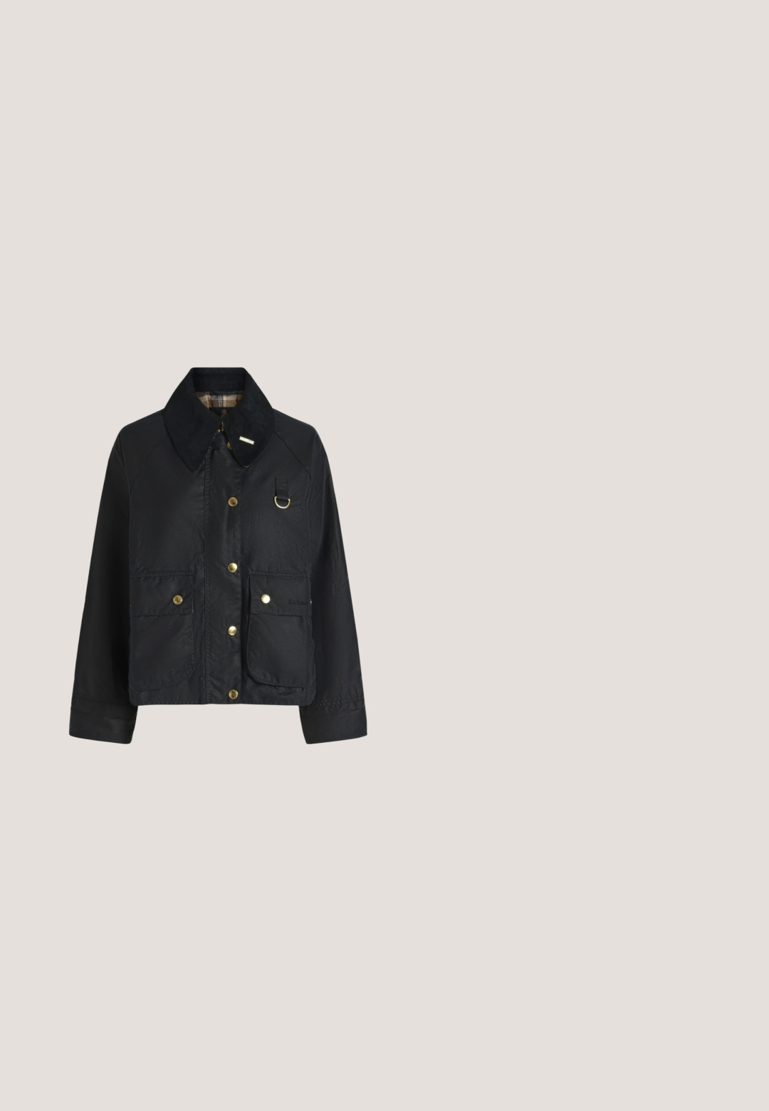 Veste noire en coton ciré avec col en velours côtelé, boutons-pression dorés, deux poches avant et détail avec anneau en D sur la poitrine.; Polo blanc à manches longues avec des rayures horizontales noires et deux boutons au col.; Jean en denim bleu foncé avec une coupe décontractée, jambes droites, design à cinq poches et surpiqûres jaunes contrastantes. Fermeture à bouton métallique à la taille.; Mocassin en cuir bordeaux avec un bout arrondi, texture plissée à l'avant et un petit talon carré noir. Accent doré sur le dessus.; Sac à main en cuir bordeaux avec une forme courbée, deux poignées, fermeture éclair et détails de couture subtils. Fini lisse et brillant.; Paire de boucles d’oreilles créoles en or poli avec des tiges fines et des fermoirs à charnière, présentées sur un fond gris clair uni.