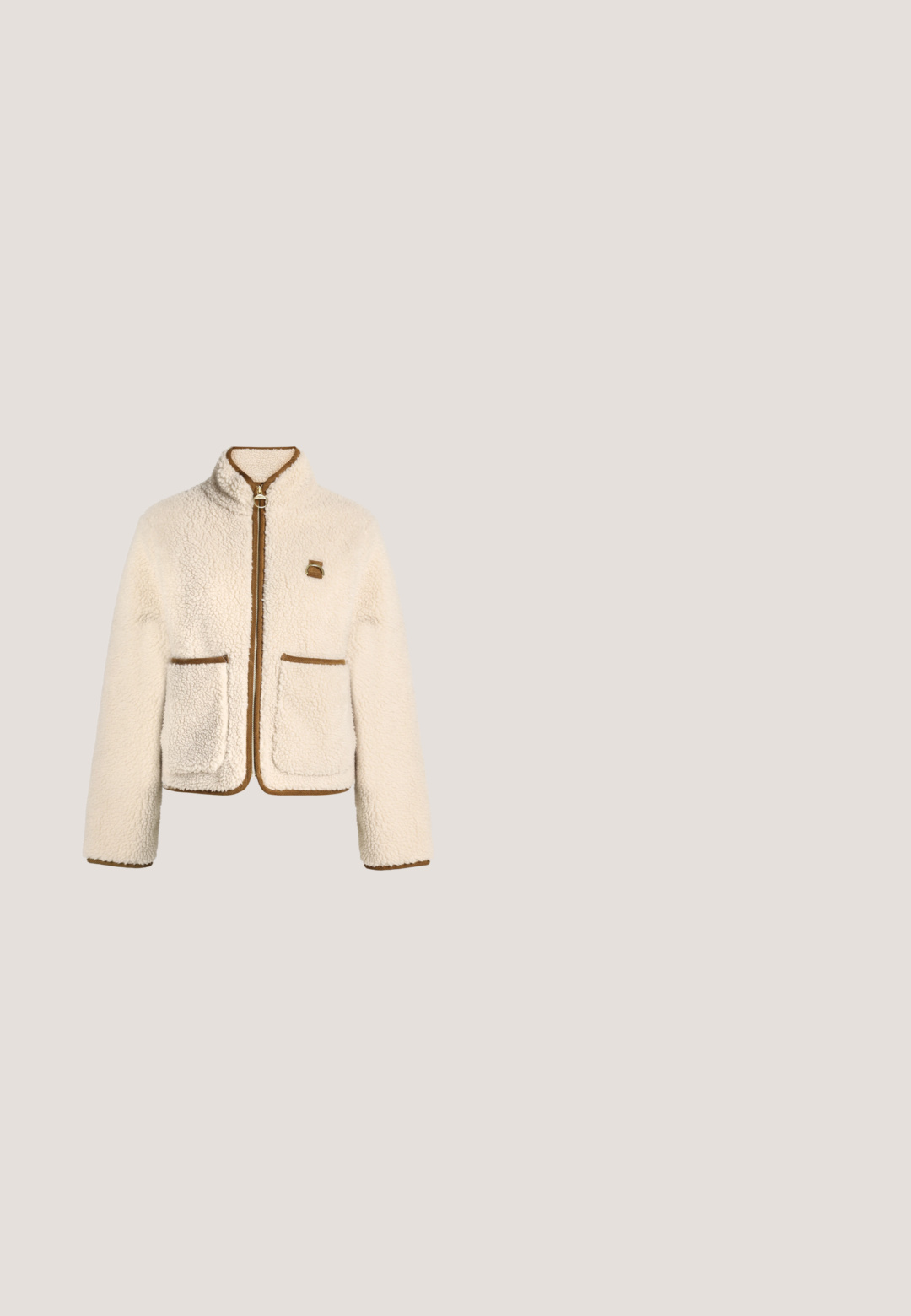 Roomkleurig sherpa fleecejack met bruine bies, ritssluiting aan de voorkant, twee zakken en een klein bruin lapje op de borst.; Witte gebreide tanktop met een hoge halslijn, voorzien van beige zijveters en een geribbelde zoom aan de onderkant.; Beige wijde broek van katoen met een gladde textuur. Heeft een knoopsluiting, voorzakken en een klassiek taillebandontwerp.; Bruine suède loafers met een kleine zwarte hak, voorzien van decoratieve stiksels en een voorflap. Soepele textuur en minimalistisch ontwerp.; Bruine leren shopper met geperst logopatroon, dubbele hengsels en hardware in goudkleur, vergezeld van een bijpassend etuitje met ritssluiting.; Gouden oorbellen met drie fonkelende heldere kristallen en twee delicate kettingen. Voorzien van ronde zettingen en gegraveerde labels.