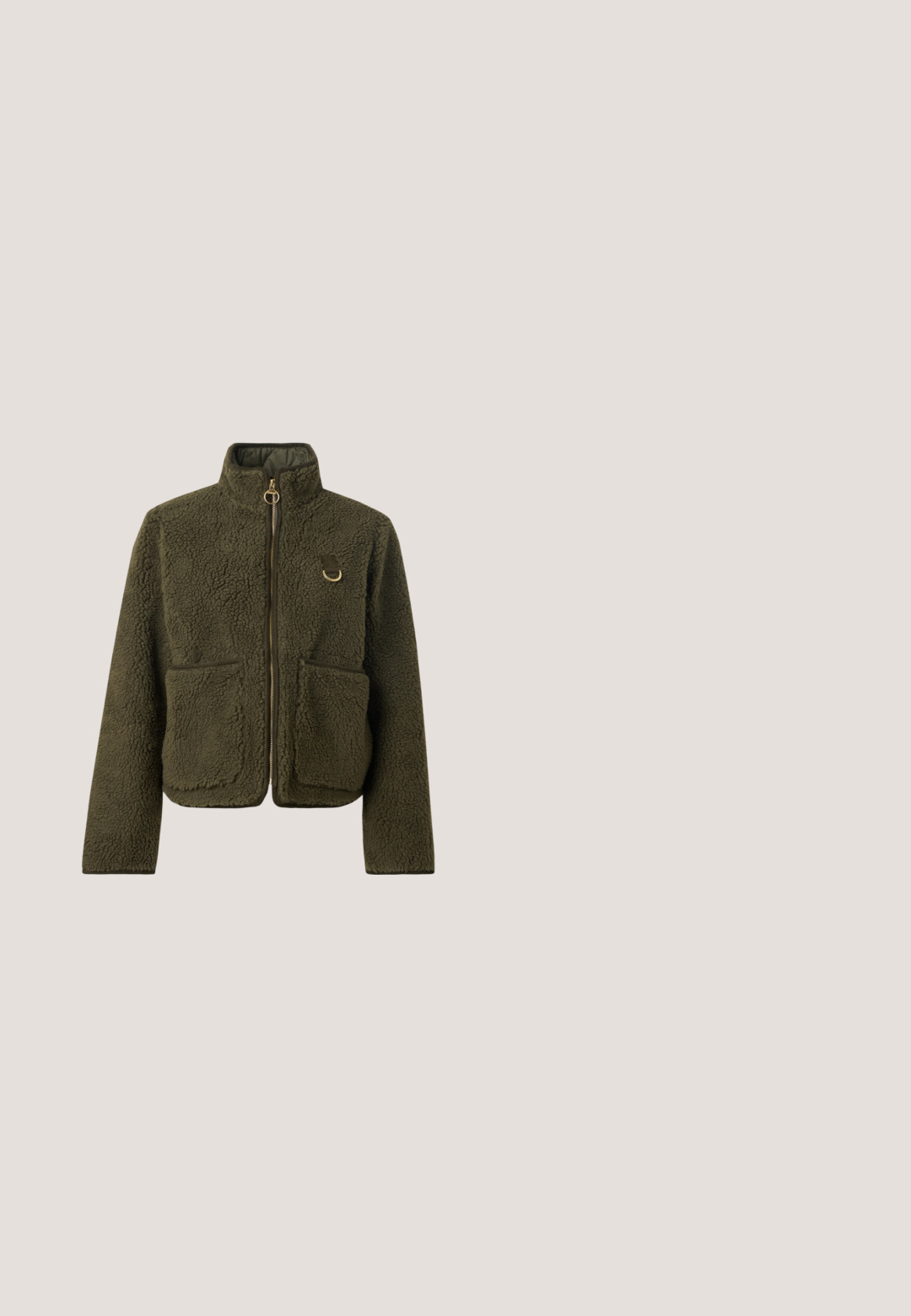 Veste polaire vert olive avec col montant, fermeture éclair devant, deux poches avant et un petit détail anneau en métal sur la poitrine.; Chemise henley à manches longues vert olive côtelée, avec quatre boutons blancs et petit logo animal près de l'ourlet inférieur.; Jean en denim bleu à jambes larges avec fermeture bouton et zip, poches avant et passants pour ceinture sur un fond clair.; Baskets noires en toile avec un bout arrondi, une semelle en caoutchouc et une sangle à boucle. Associées à un pantalon ample de couleur vert clair.; Sac à épaule en velours côtelé noir avec une forme courbée, bandoulière réglable et fermetures à cordon des deux côtés pour un ajustement de taille.; Boucles d'oreilles en argent avec une finition polie, présentant une forme ronde simple et une fermeture à tige pour un port sécurisé.