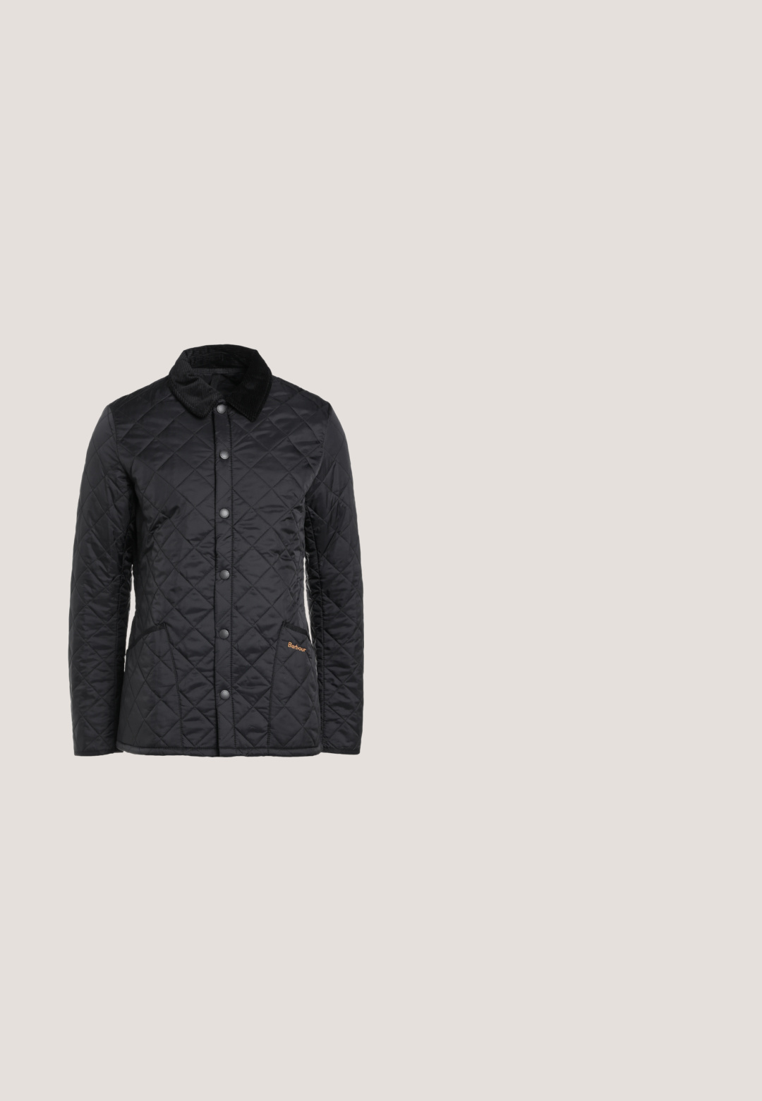 Veste matelassée noire avec un col en velours côtelé, des boutons pression et des poches latérales. Comprend le nom de la marque en orange sur la poche inférieure droite.; Pull demi-zippé marine en tissu tricoté, avec un col haut, des poignets à côtes et une branding subtile sur la poitrine.; Barbour Polo - dark blue; Jean slim-fit Levi's Performance bleu foncé avec cinq poches et coutures visibles sur fond blanc.; Bottines en cuir noir avec des panneaux latéraux élastiques, des poignées vertes et un talon empilé marron. Présente une finition lisse et des détails de couture.; Sac messager noir compact en tissu texturé avec un motif subtil, doté d'une sangle ajustable et d'une fermeture éclair.